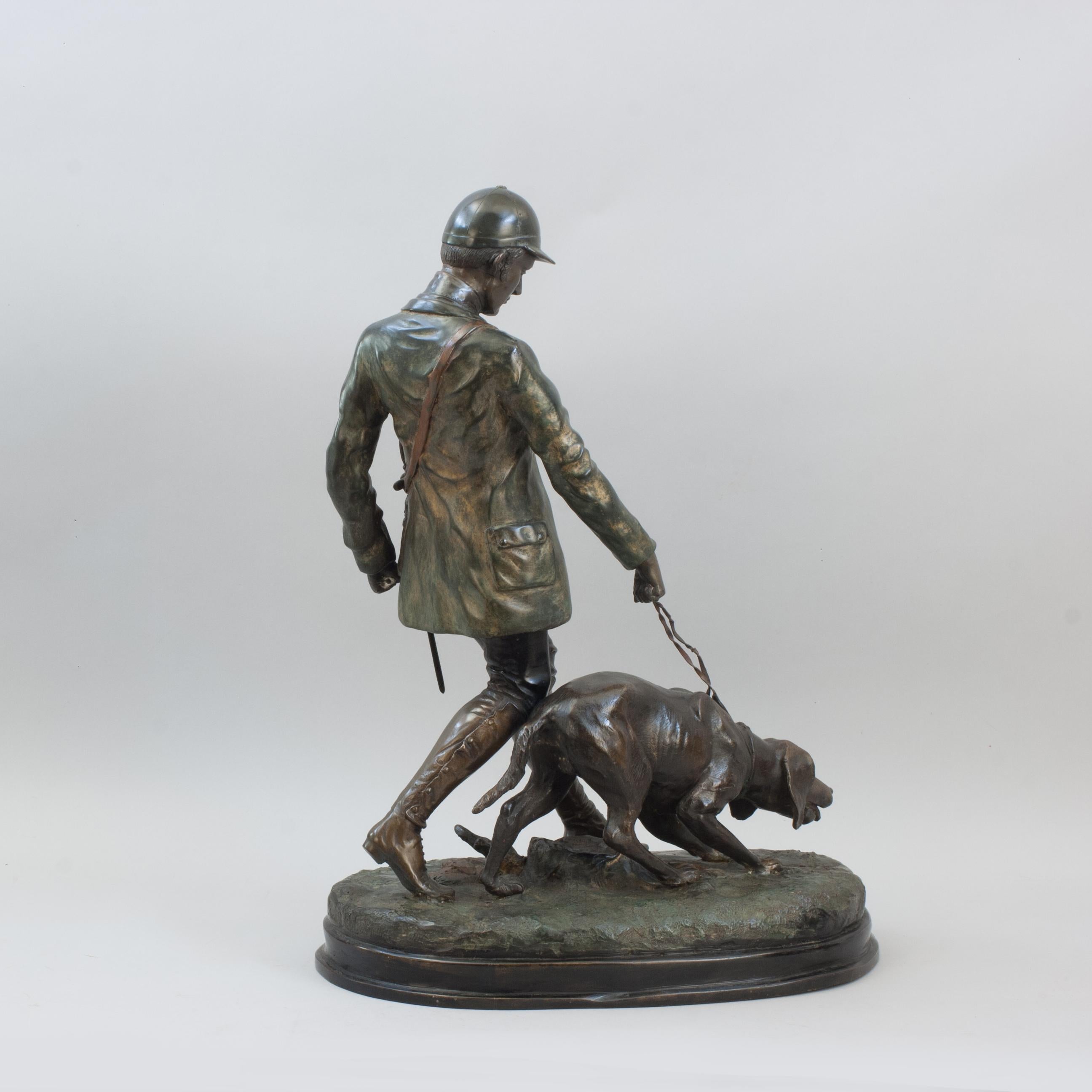 Grande statua di bronzo da caccia, Il Cacciatore.
Un'imponente scultura in bronzo vintage di grandi dimensioni raffigurante un cacciatore e un cane da caccia. Il cane da caccia ha fiutato l'odore e sta tirando il guinzaglio. L'uomo cacciatore con