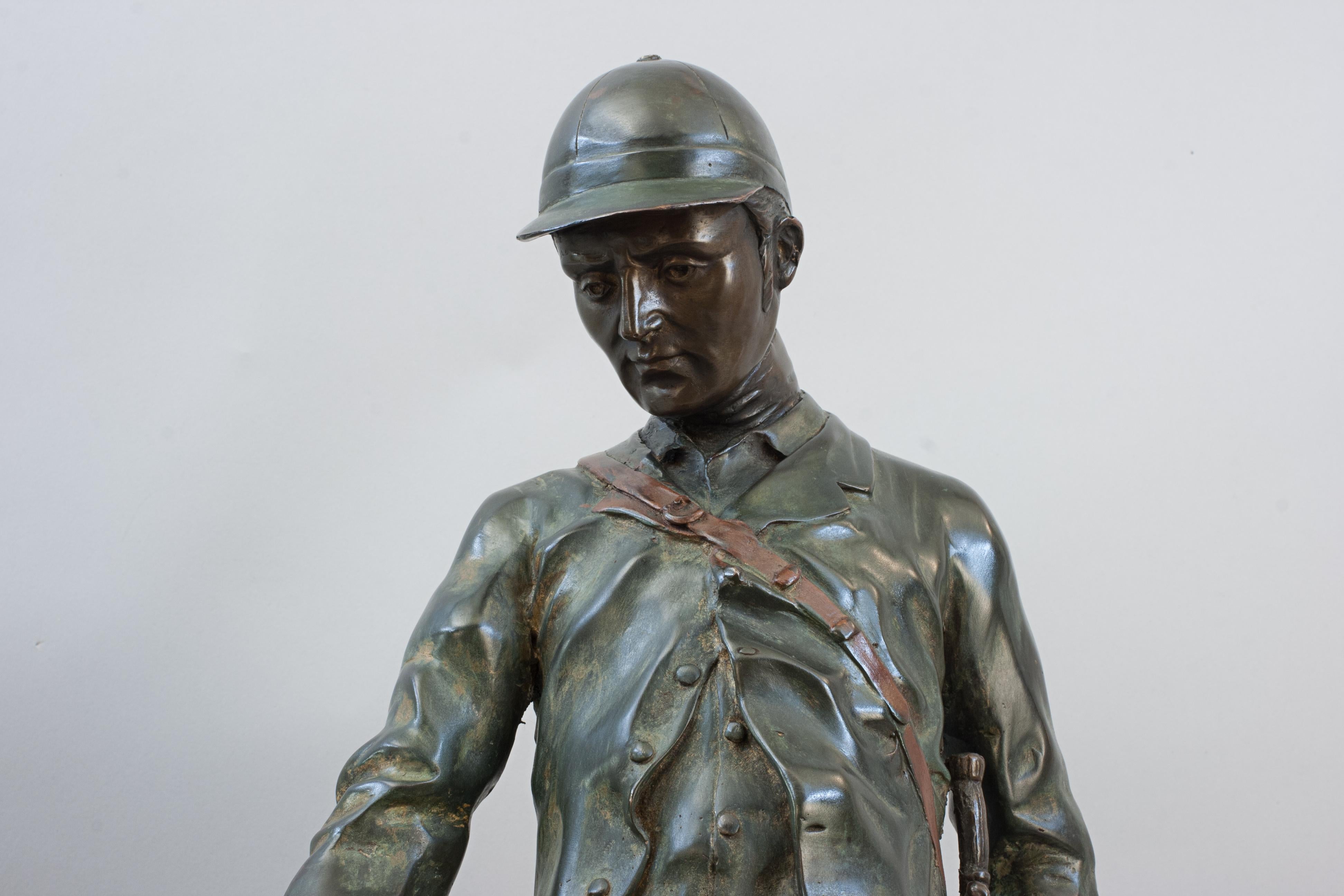Scultura in bronzo di cacciatore con cane da caccia in vendita 1