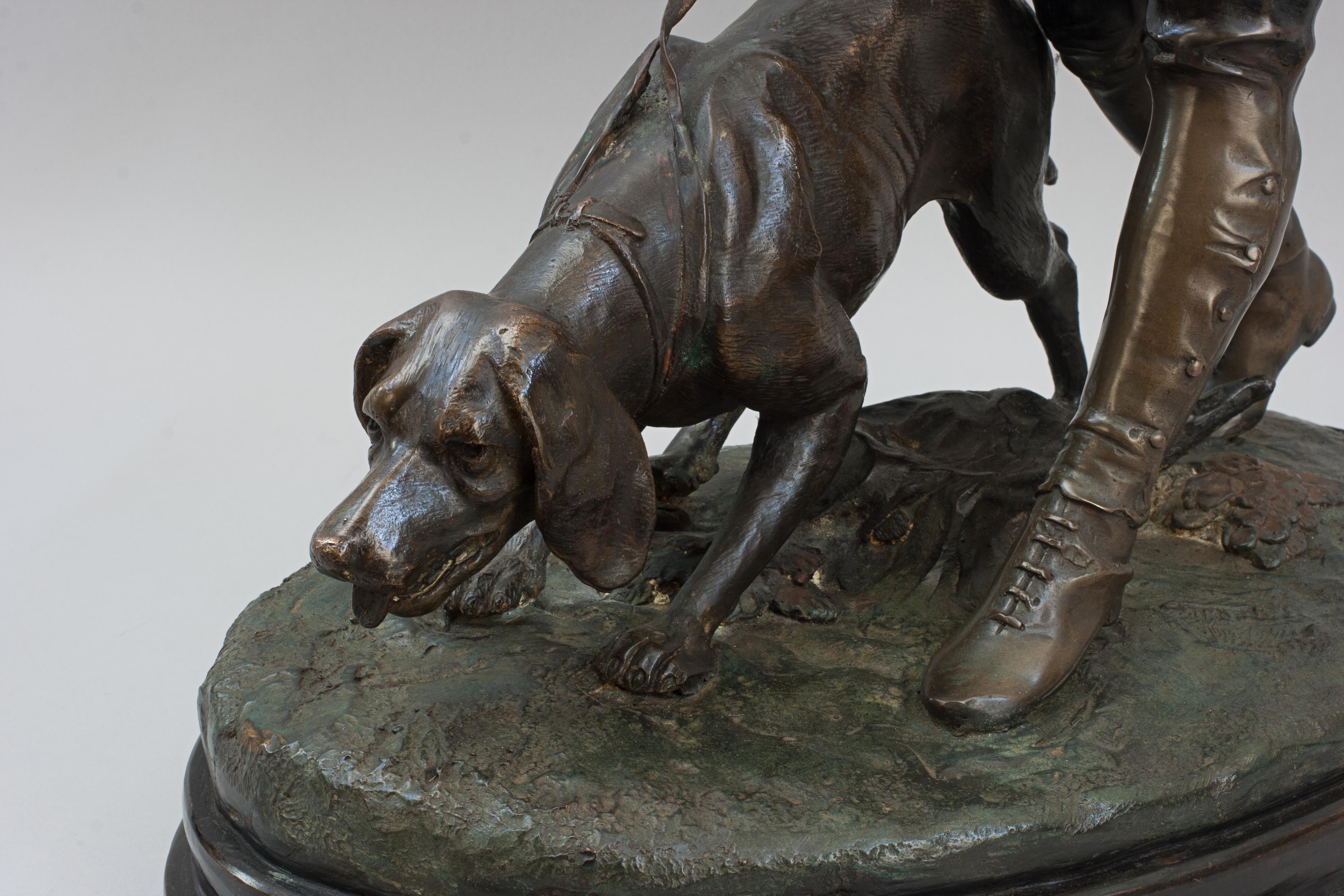 Scultura in bronzo di cacciatore con cane da caccia in vendita 2