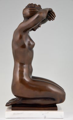 Escultura de bronce de un desnudo arrodillado "Die Sinnende" Arno Breker, 1980
