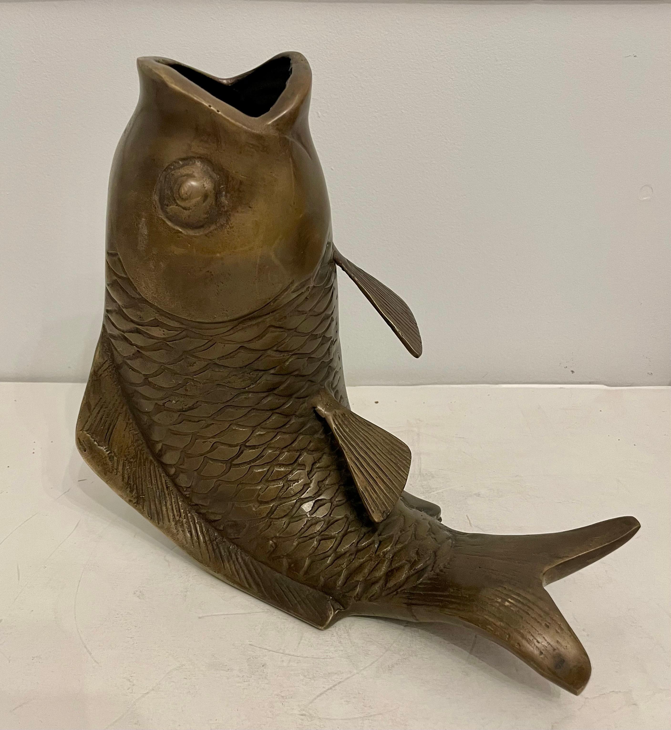 Scultura o vaso in bronzo raffigurante un pesce Koi. Nel complesso buone condizioni, alcuni punti di patina visibili a causa dell'età e dell'uso. Fine del XX secolo. Feltro sul fondo