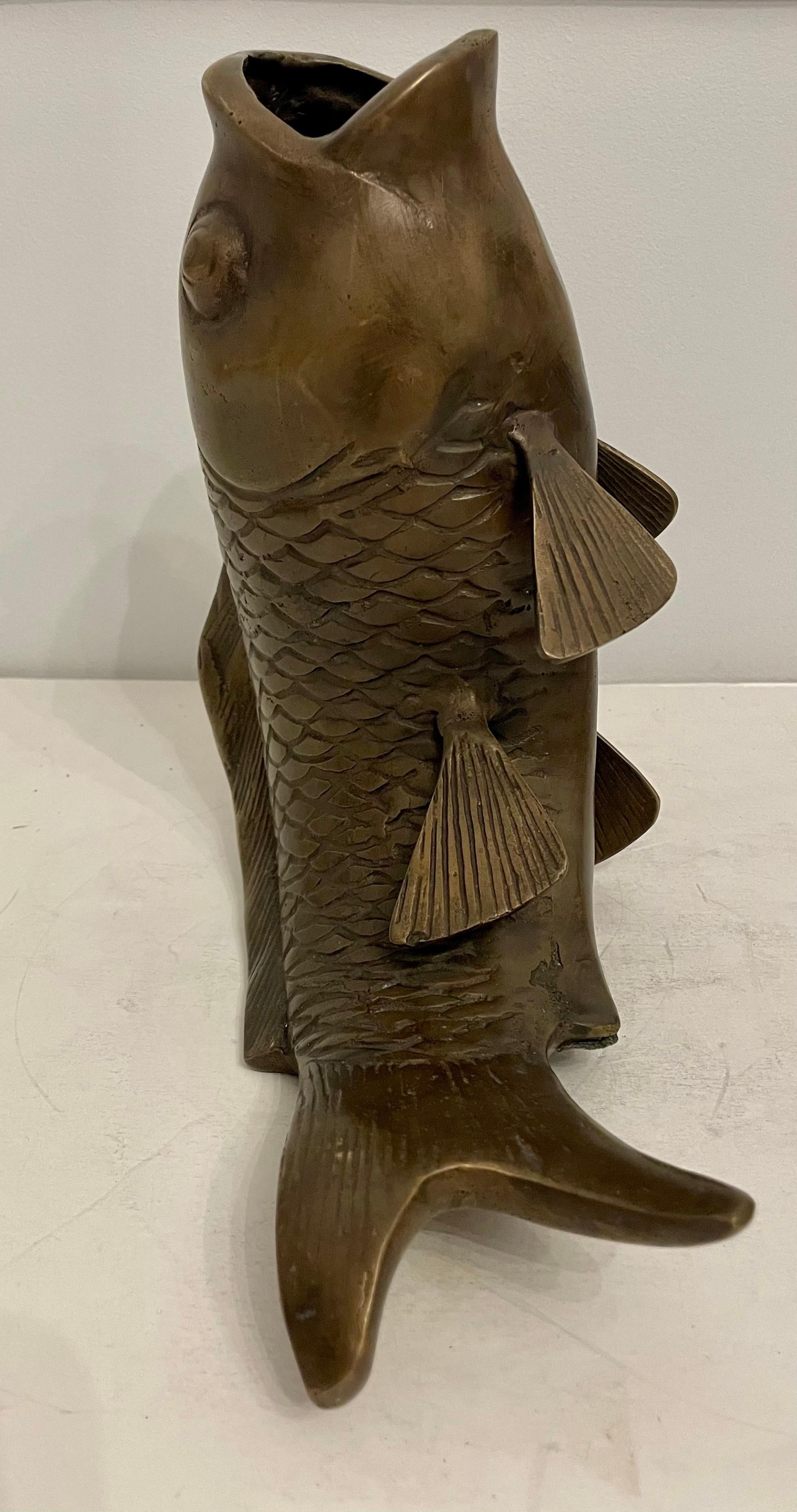 Giapponismo Vaso con scultura in bronzo di un pesce Koi in vendita