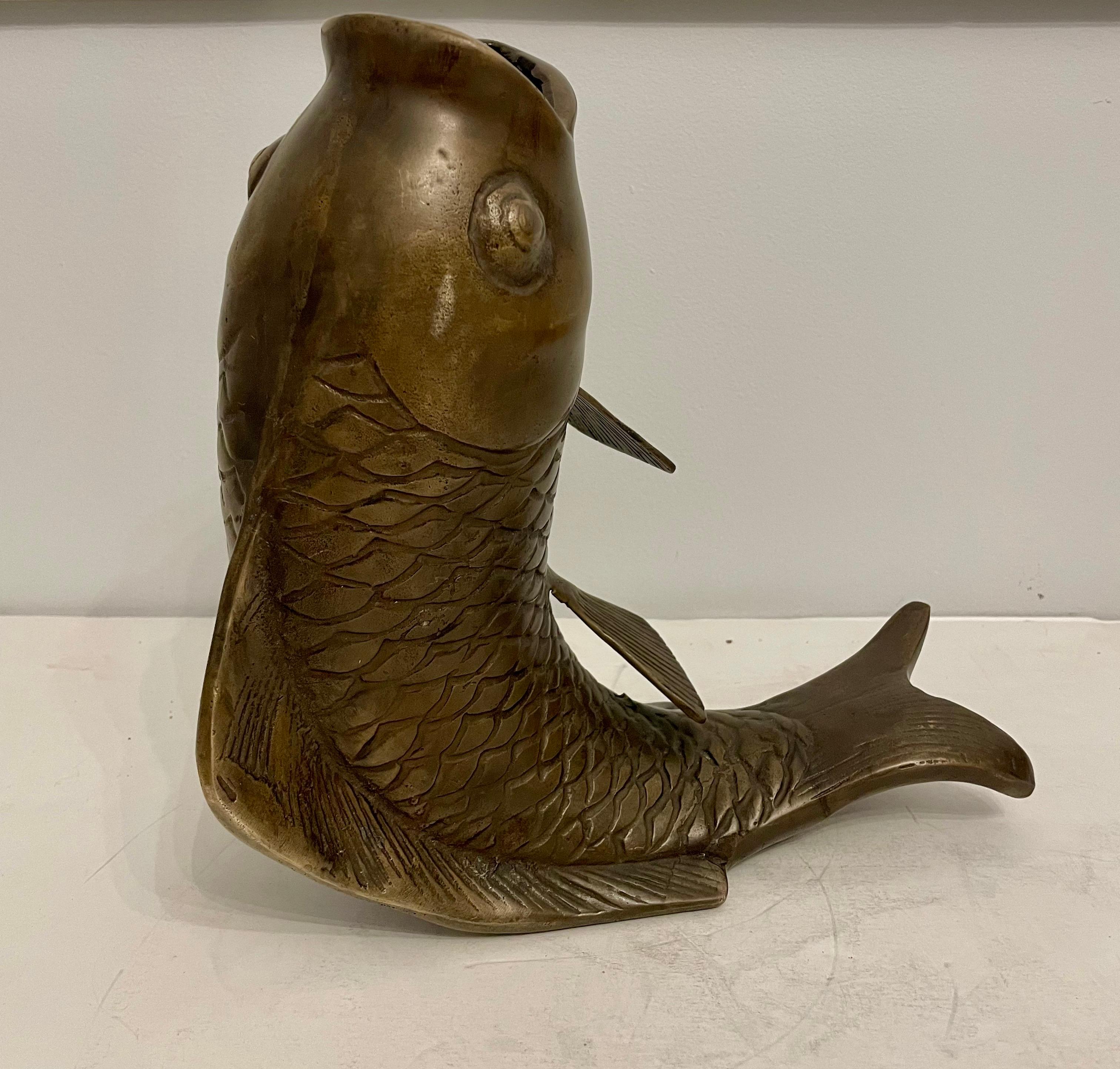 Vaso con scultura in bronzo di un pesce Koi In condizioni buone in vendita a New York, NY