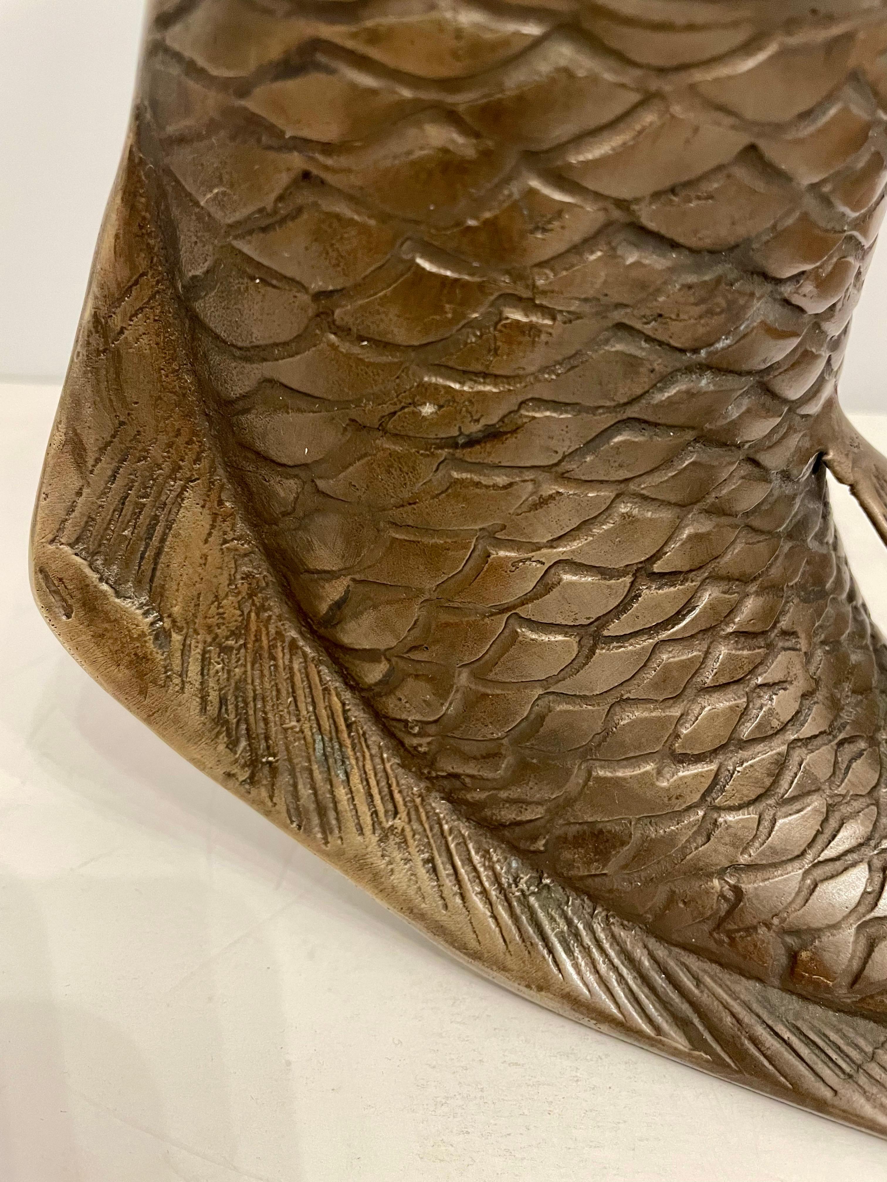 Vaso con scultura in bronzo di un pesce Koi in vendita 1