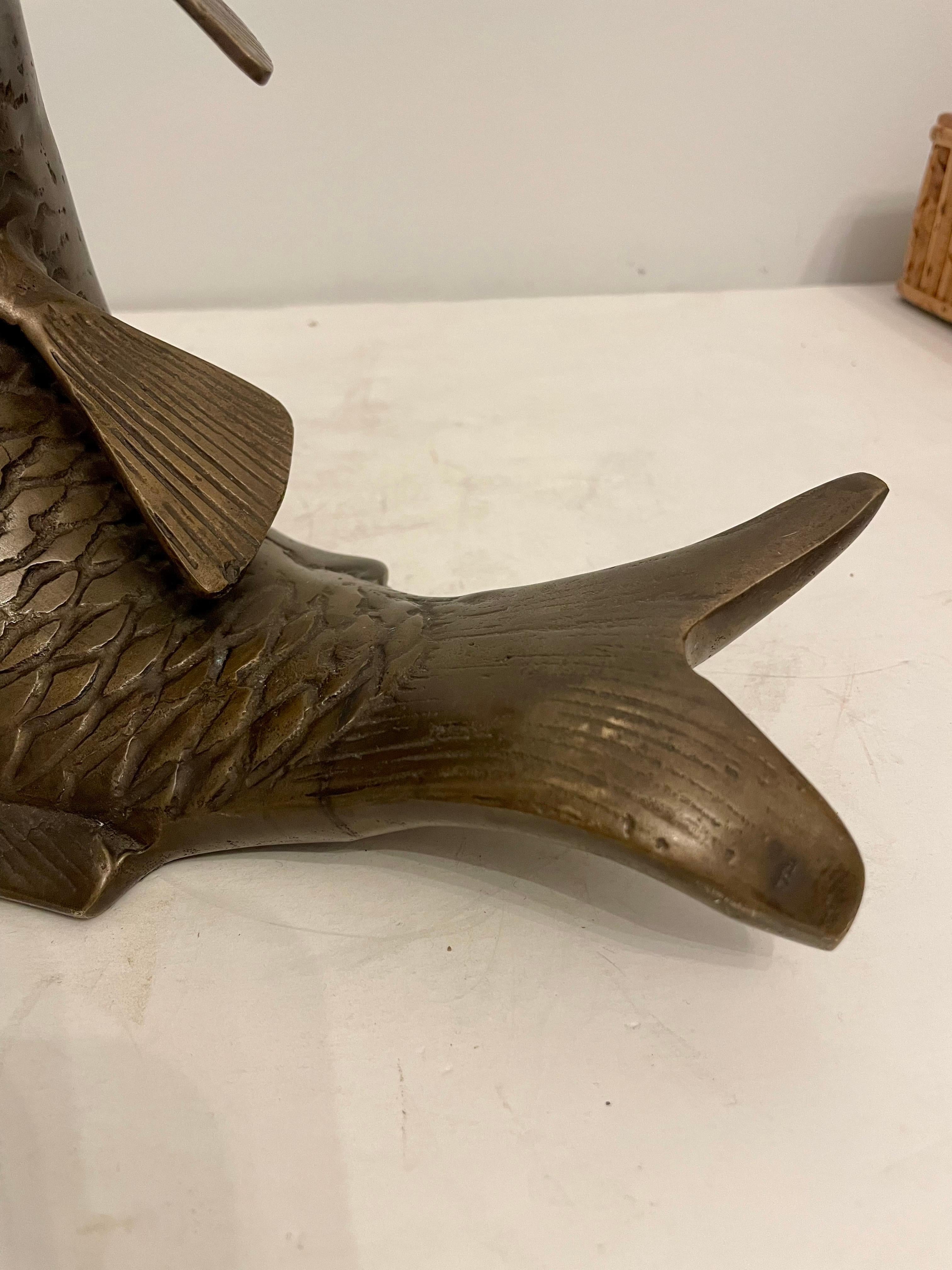 Vaso con scultura in bronzo di un pesce Koi in vendita 2