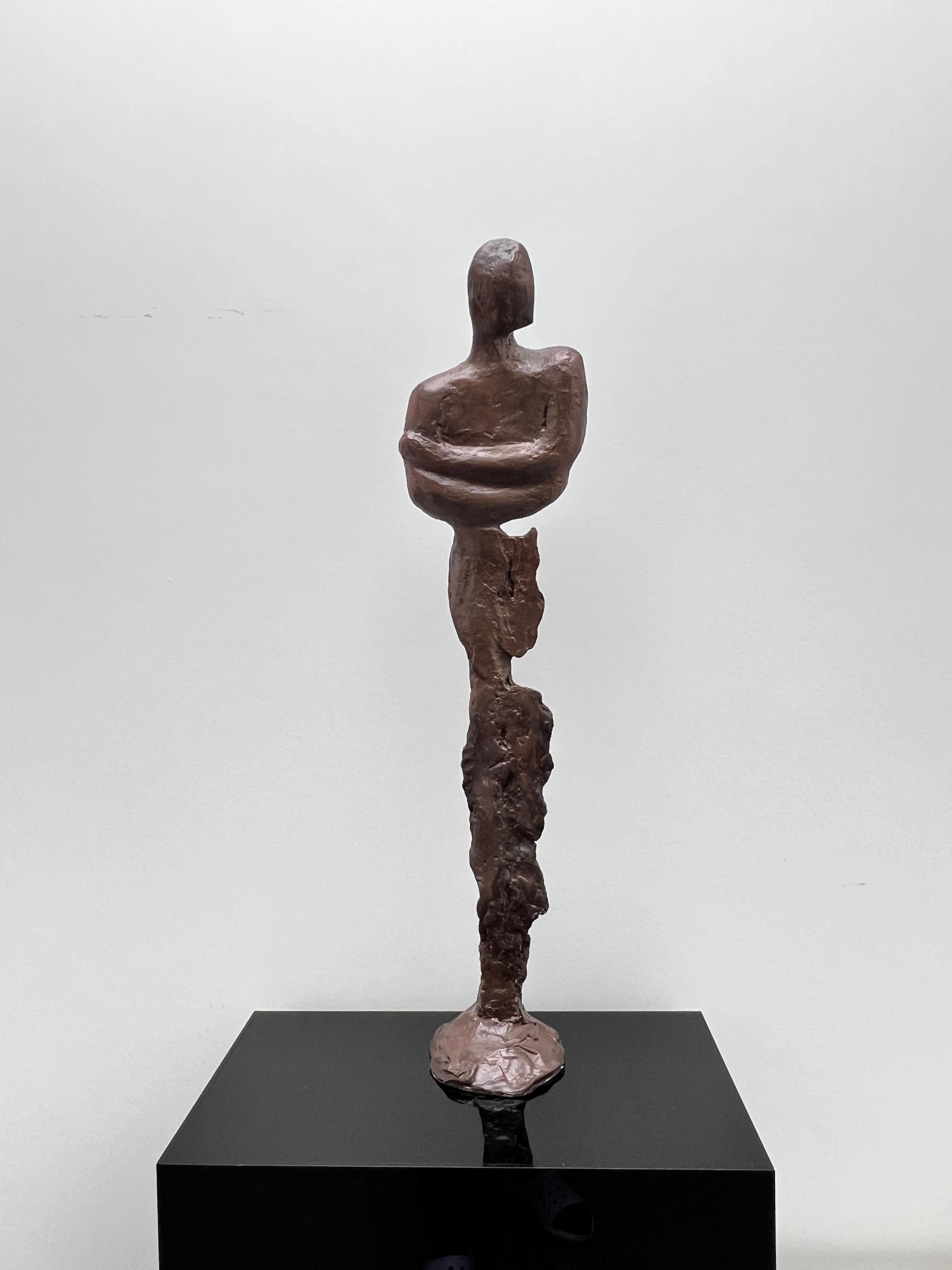 Con un'altezza di 80 cm, un'impressionante  scultura di una figura maschile meticolosamente scolpita, modellata e fusa. Ispirata alla forma e alla consistenza organica della corteccia degli alberi, la sezione centrale e quella inferiore della