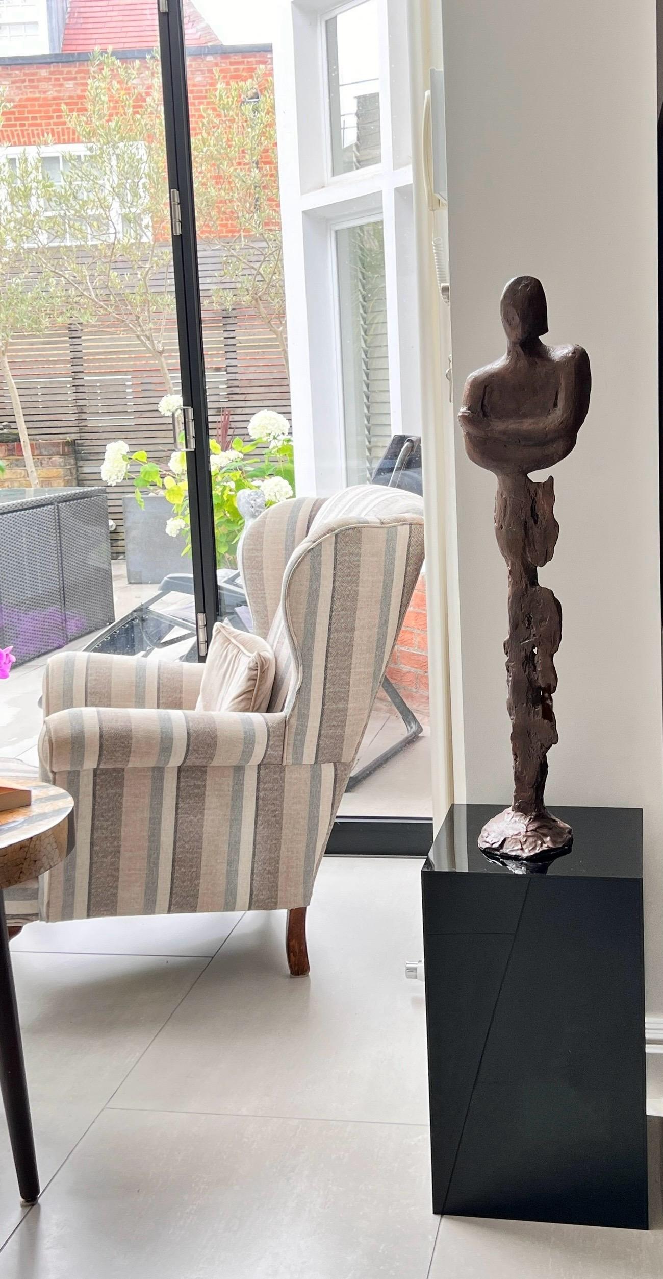 Calco Una scultura di una figura maschile,  getto in vendita