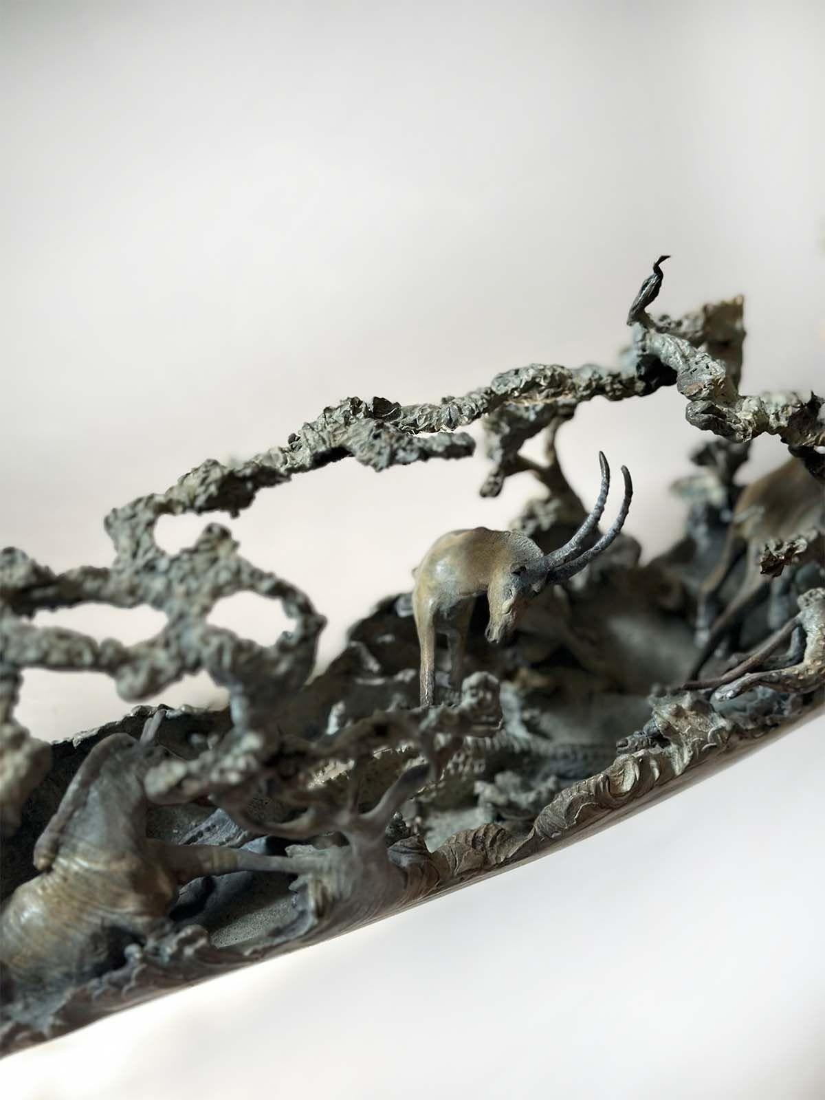 Stupefacente scultura in bronzo fuso che emula una zanna di mammut, ornata da un'accattivante parata di animali africani e rifinita per imitare il colore naturale della zanna. Sostenuto graziosamente da una base in lucite, è firmato e numerato