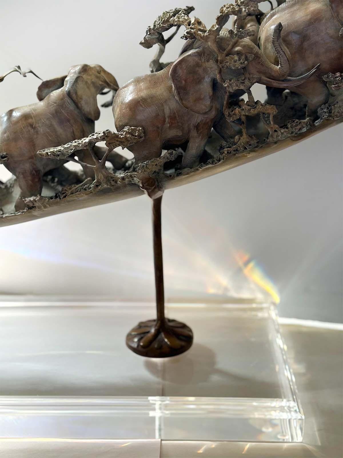 Américain Grande sculpture en bronze d'un bureau de mammouth avec une parade d'animaux par Ron Herron en vente