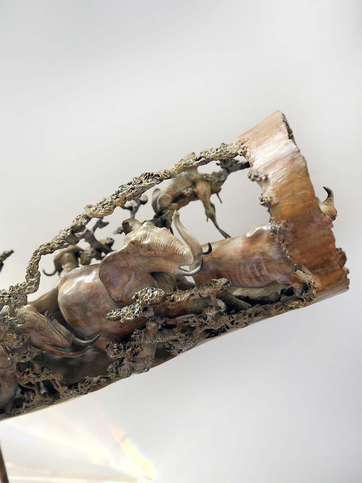 Americano Scultura in bronzo di grandi dimensioni raffigurante una zanna di mammut con parata di animali di Ron Herron in vendita