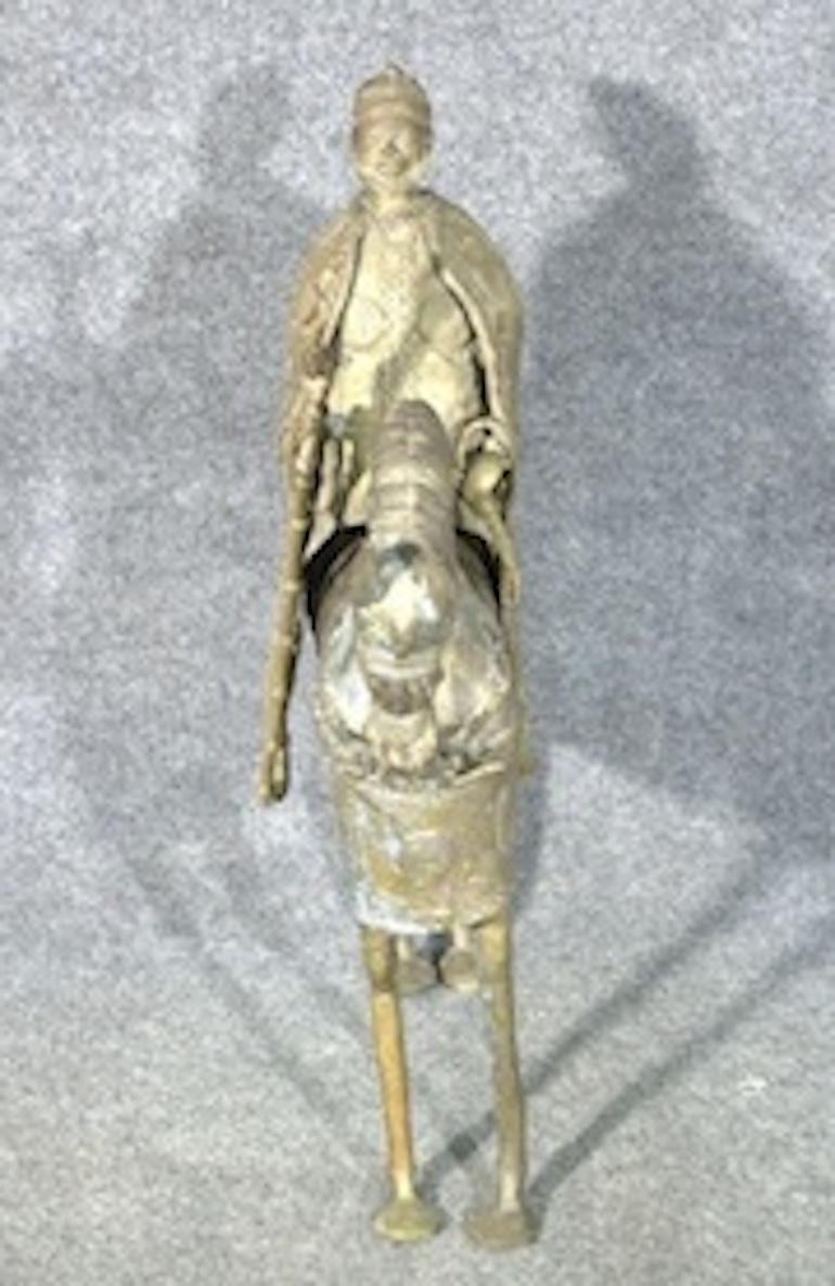 Vieille sculpture en bronze / statue représentant un homme chevauchant un cheval.

Veuillez confirmer la localisation de l'article (NY ou NJ).