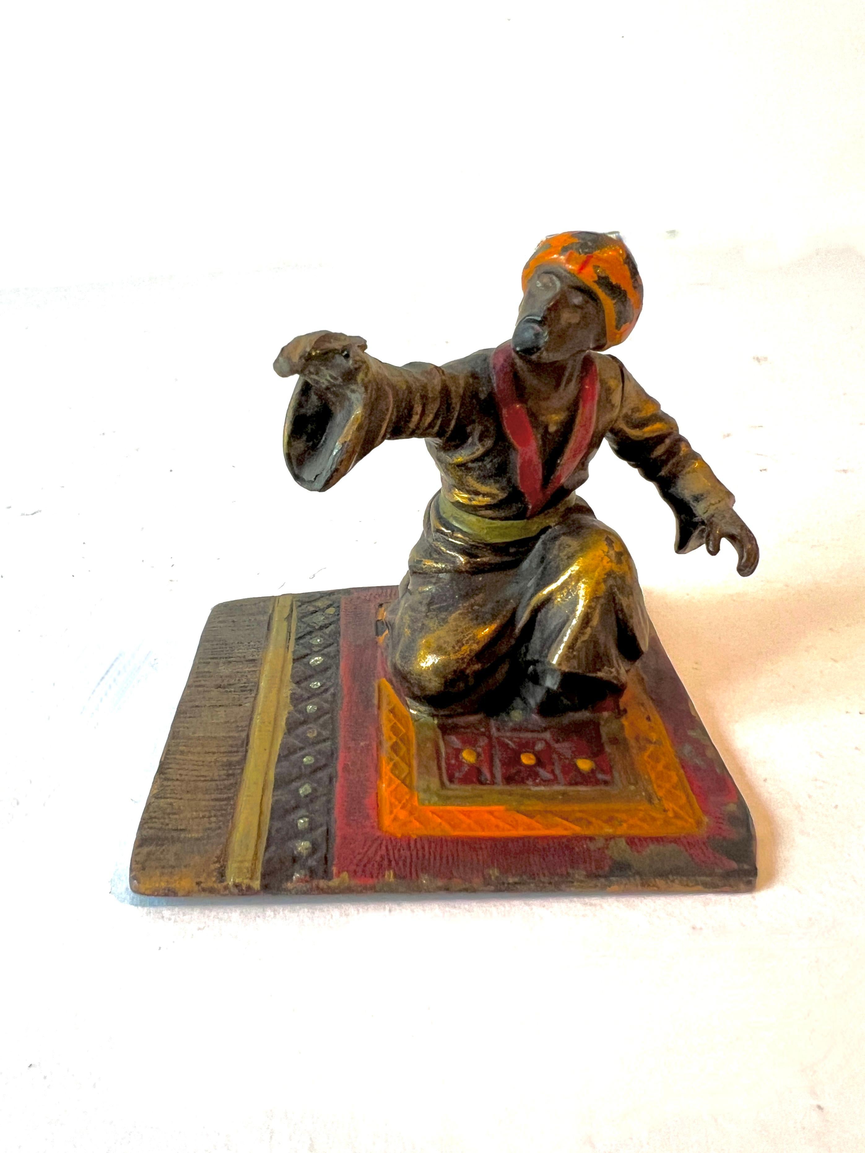 Un hermoso bronce pintado a mano y en frío de un Hombre sobre una alfombra.  La pieza es del estilo de Franz Xaver Bergmann.

Esta pieza tan decorativa es un complemento para cualquier colección o para una mesa auxiliar o consola, y queda muy bien