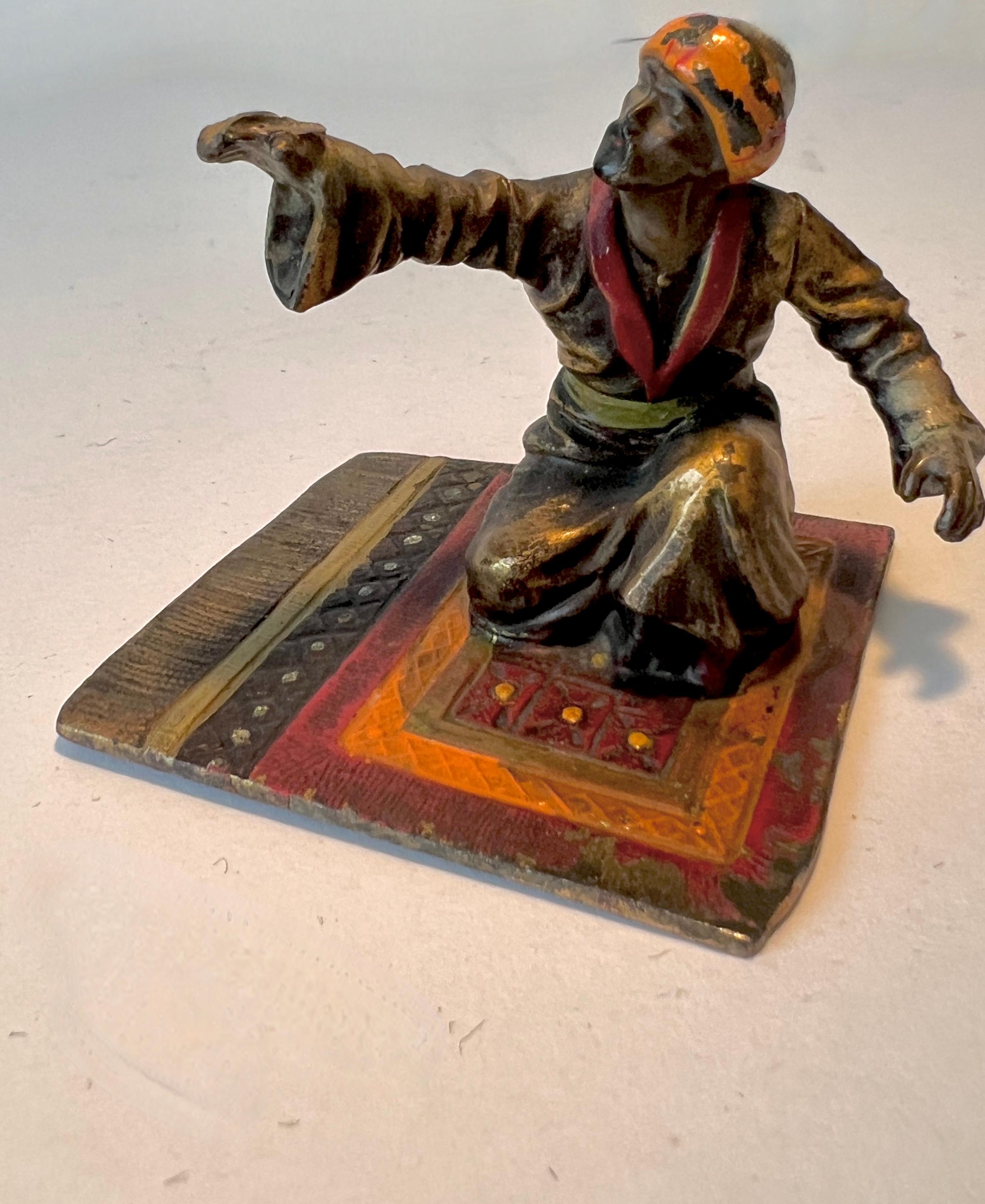 Escultura de bronce de un hombre de Oriente Medio sobre una alfombra al estilo de Franz Bergmann Austríaco en venta