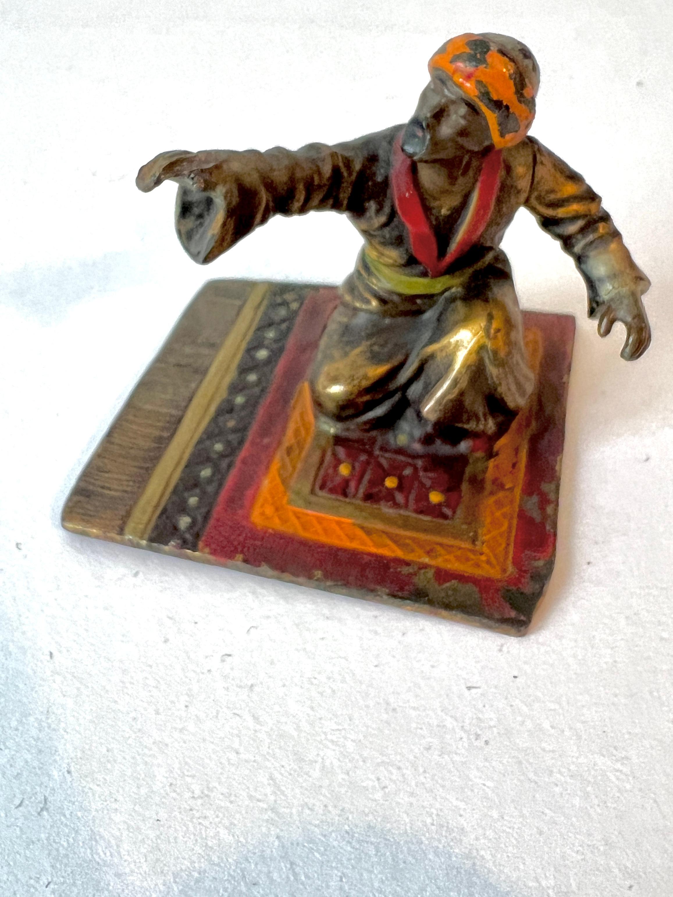 Escultura de bronce de un hombre de Oriente Medio sobre una alfombra al estilo de Franz Bergmann siglo XX en venta