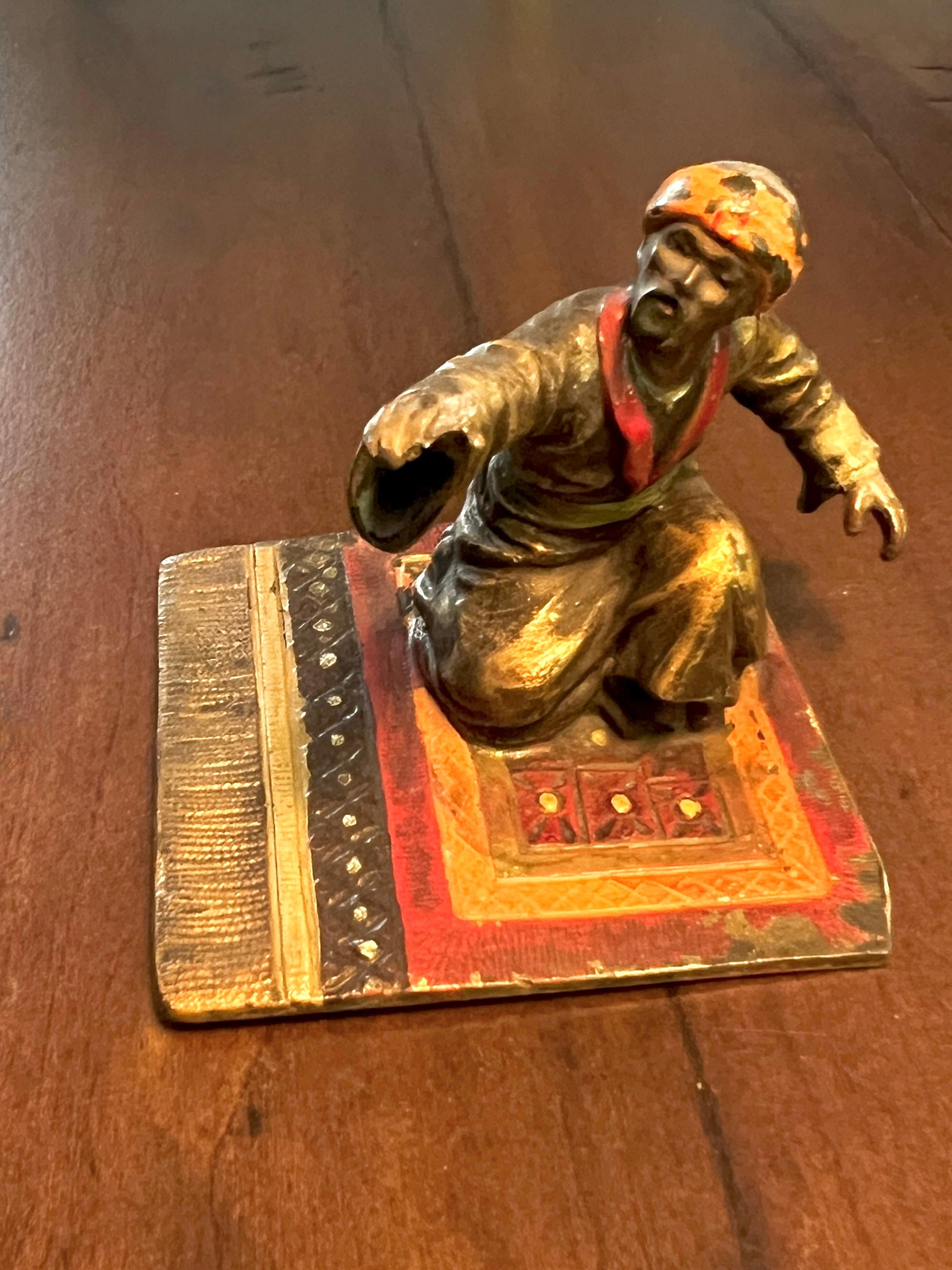 Escultura de bronce de un hombre de Oriente Medio sobre una alfombra al estilo de Franz Bergmann Bronce en venta