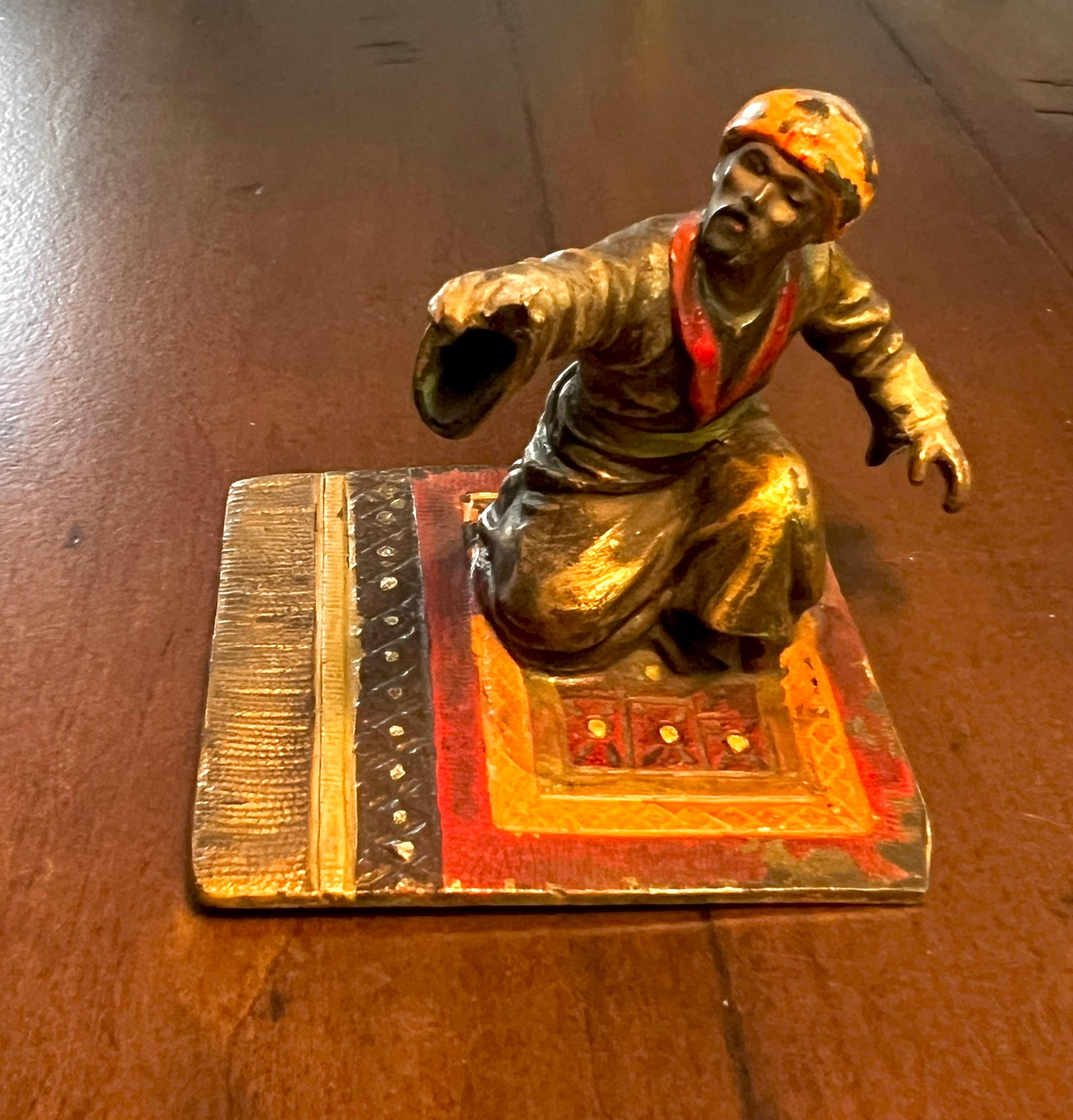 Escultura de bronce de un hombre de Oriente Medio sobre una alfombra al estilo de Franz Bergmann en venta 1