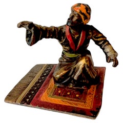 Sculpture en bronze d'un homme du Moyen-Orient sur un tapis dans le style de Franz Bergmann