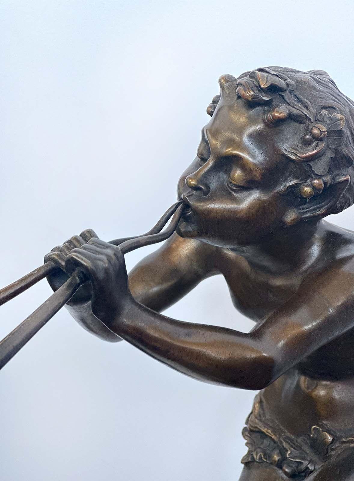Magnifique sculpture en bronze de la fin du XIXe siècle représentant une créature faunique mythique jouant...  une flûte de Claude Michel Clodion. Ce personnage repose gracieusement sur un élégant socle en marbre, et comporte la signature de