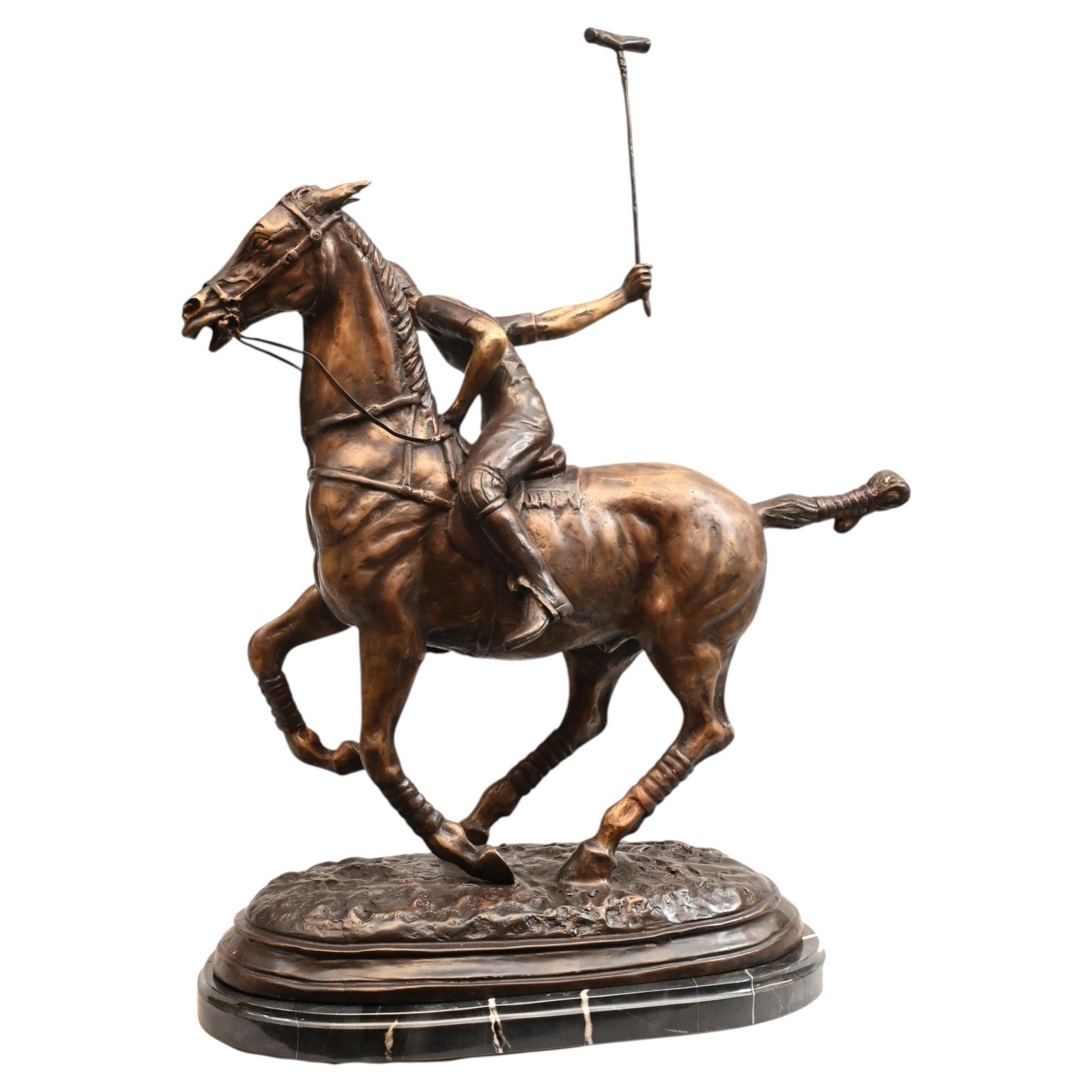 Scultura in bronzo di un giocatore di polo