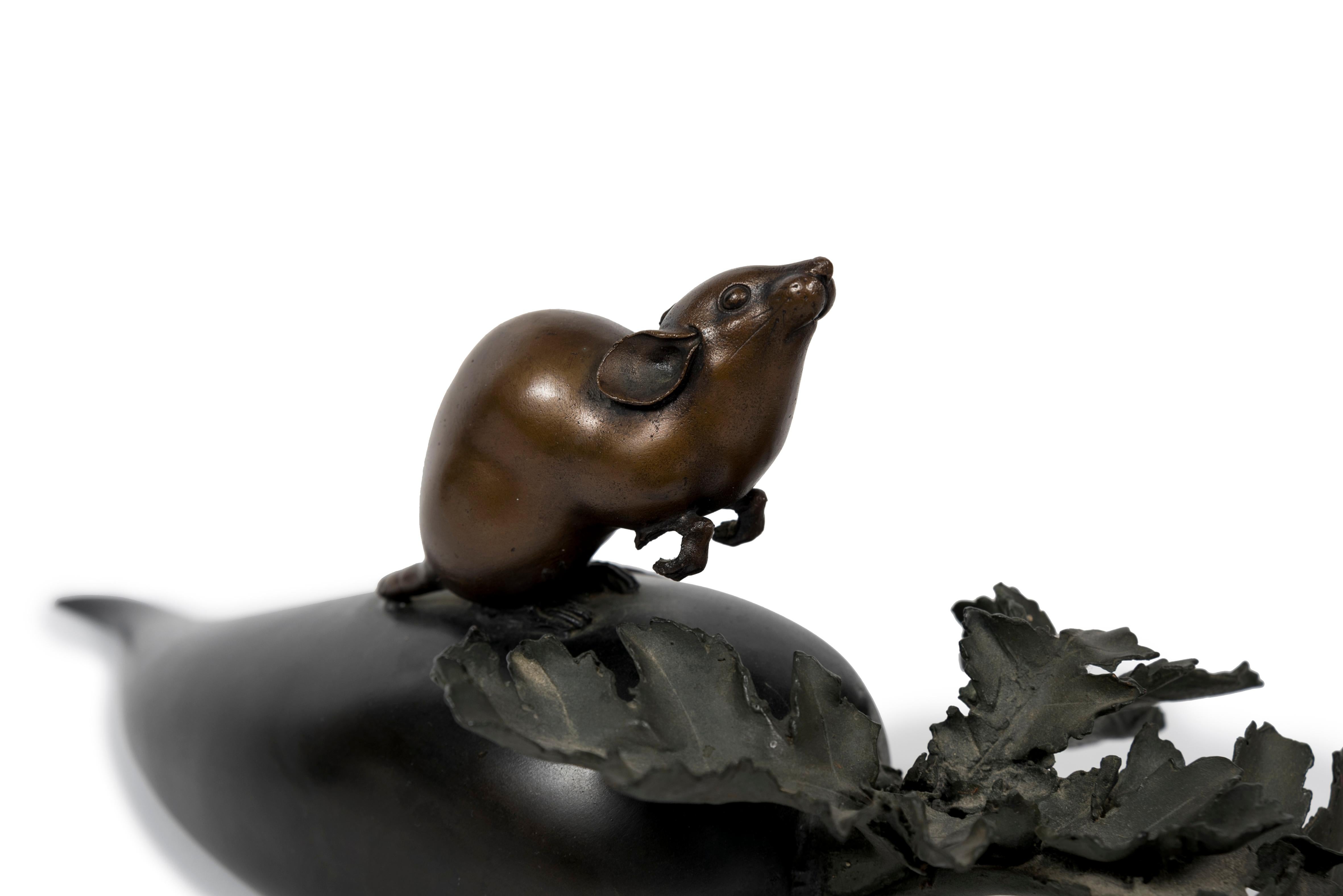 Bronze sculpture of a rat standing on a radish (Okimono) In Good Condition For Sale In PARIS, FR