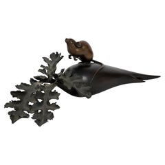 Escultura de bronce de una rata de pie sobre un rábano (Okimono)