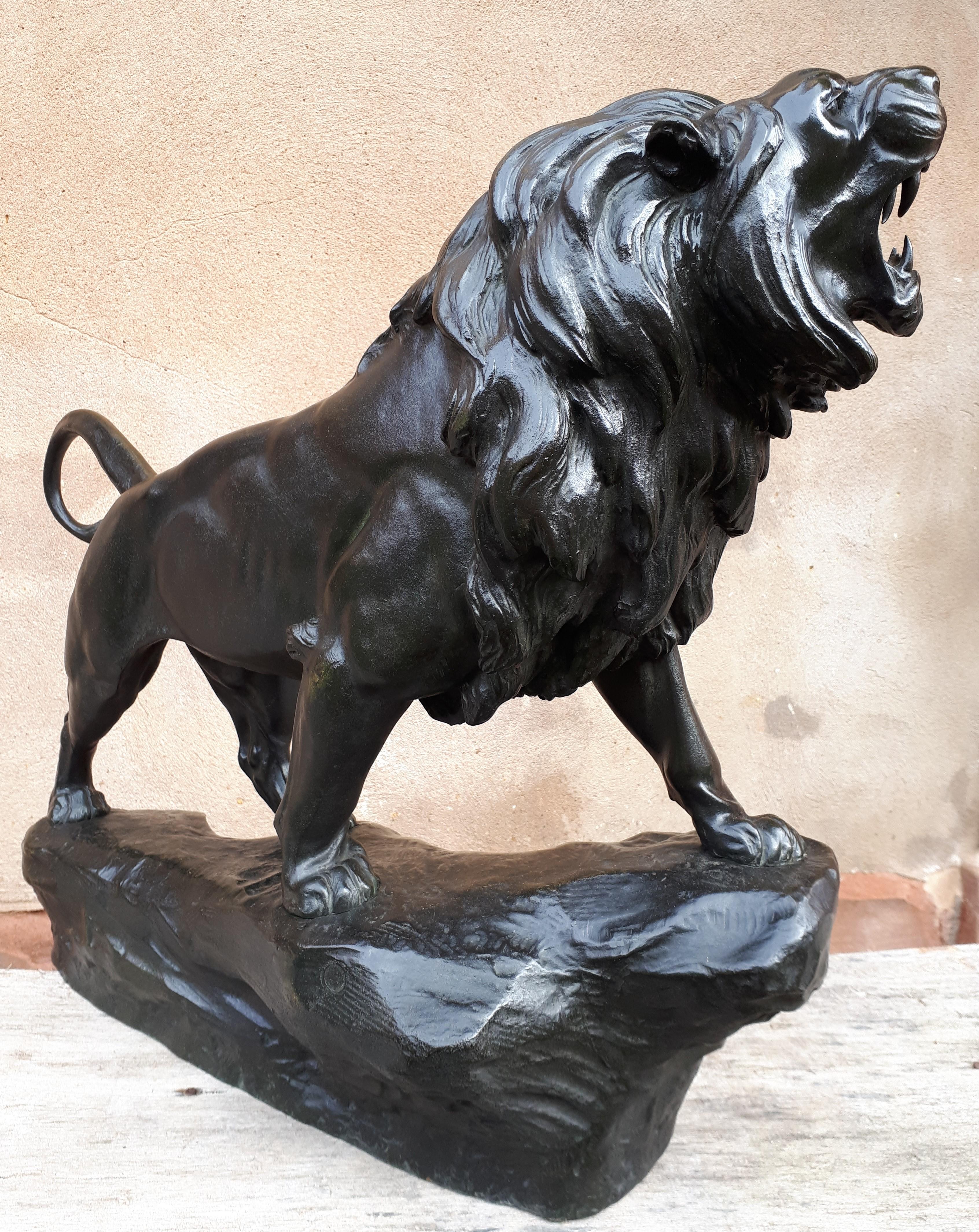 Sculpture en bronze d'un lion rugissant, par Léon Bureau en vente 4