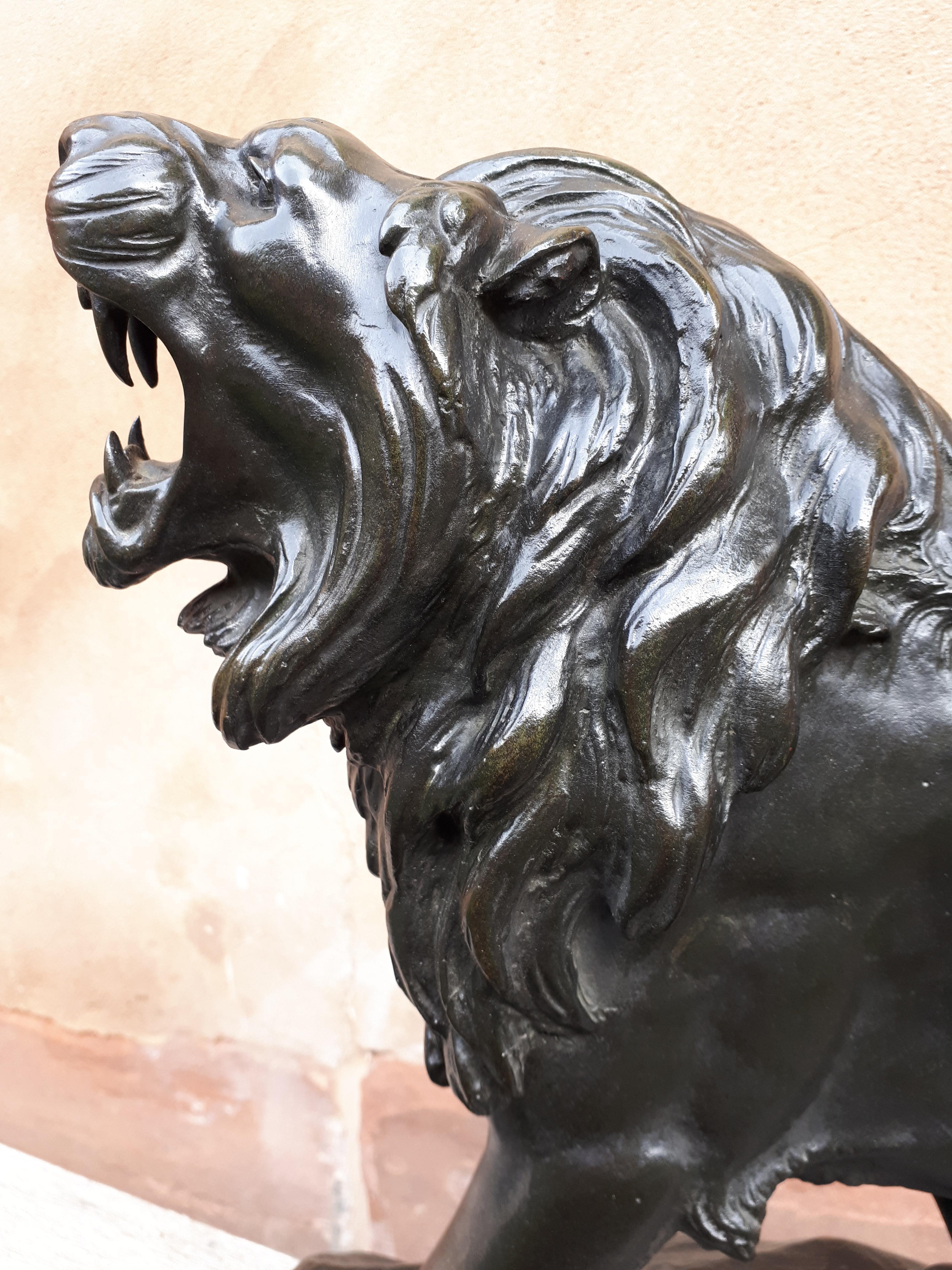 Sculpture en bronze d'un lion rugissant, par Léon Bureau en vente 9