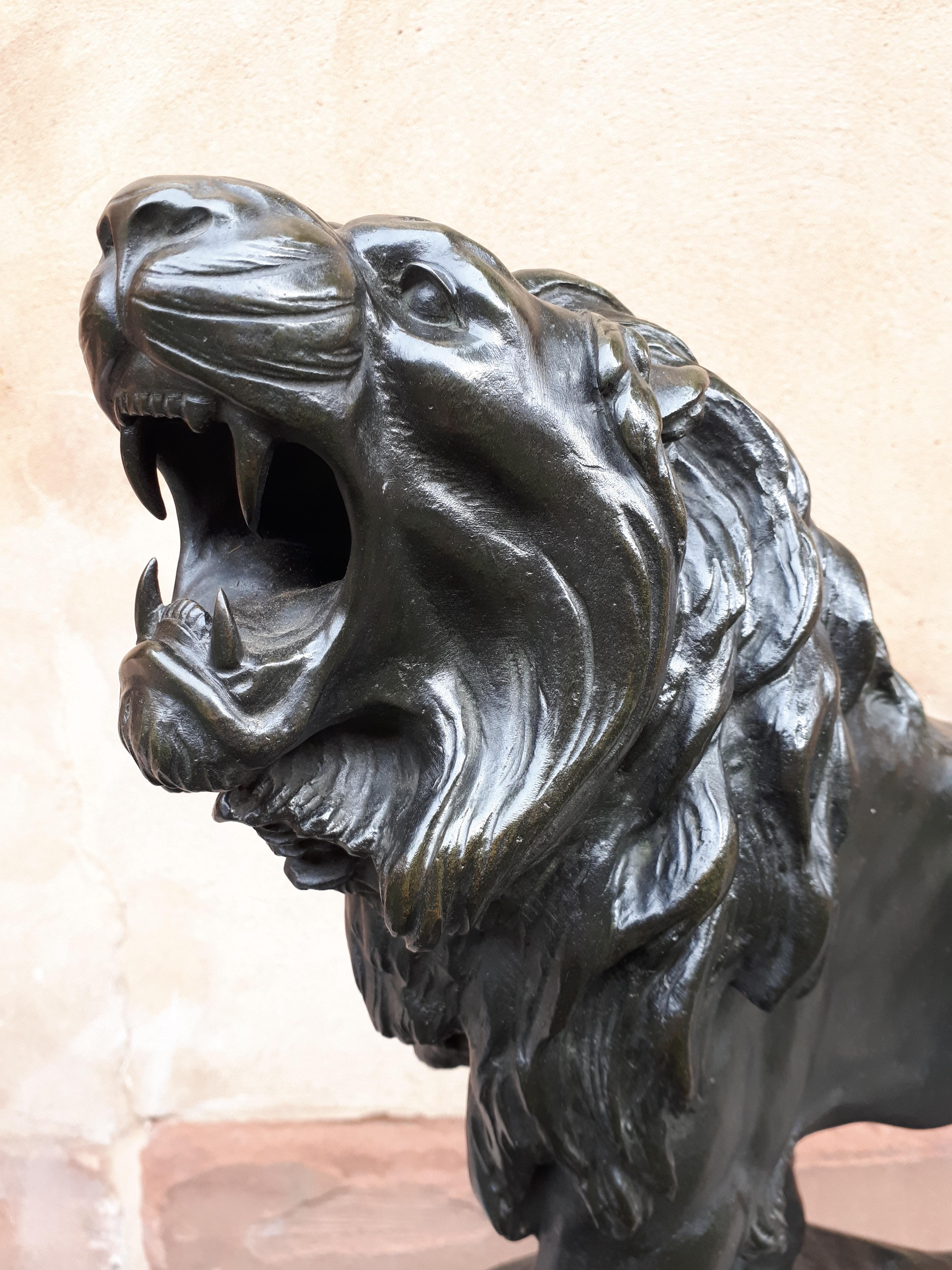 Patiné Sculpture en bronze d'un lion rugissant, par Léon Bureau en vente