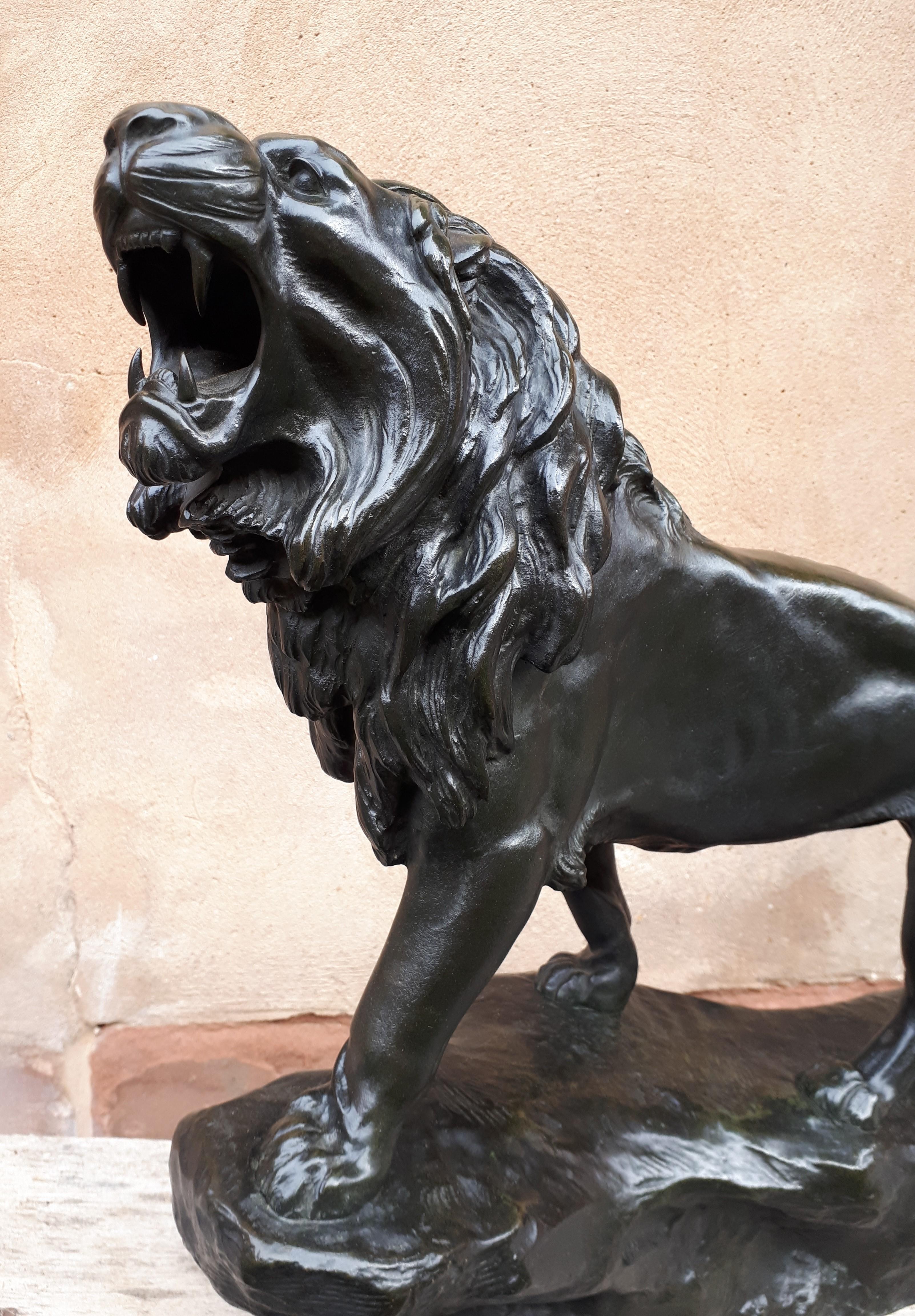 Sculpture en bronze d'un lion rugissant, par Léon Bureau Bon état - En vente à Saverne, Grand Est