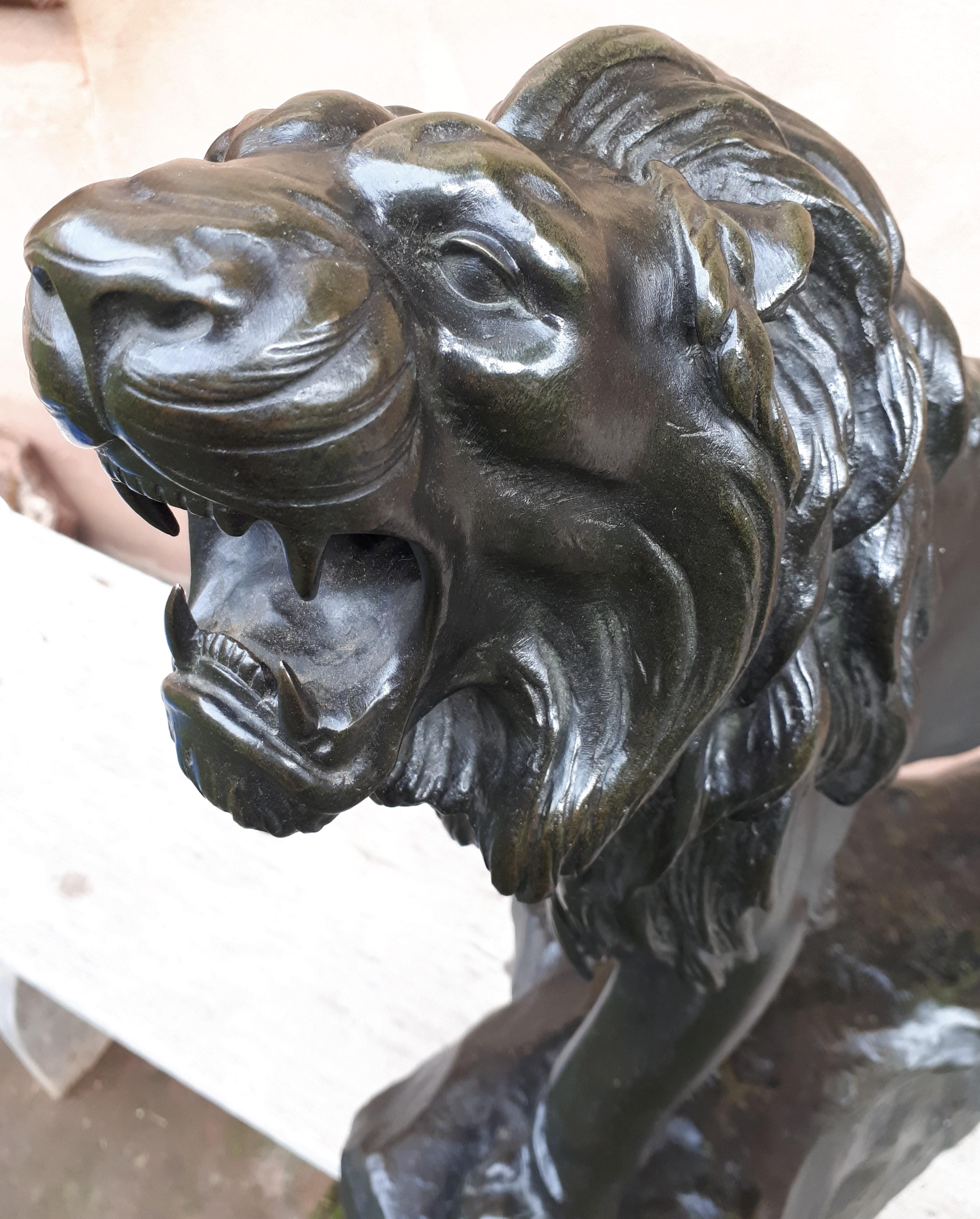 Bronze Sculpture en bronze d'un lion rugissant, par Léon Bureau en vente