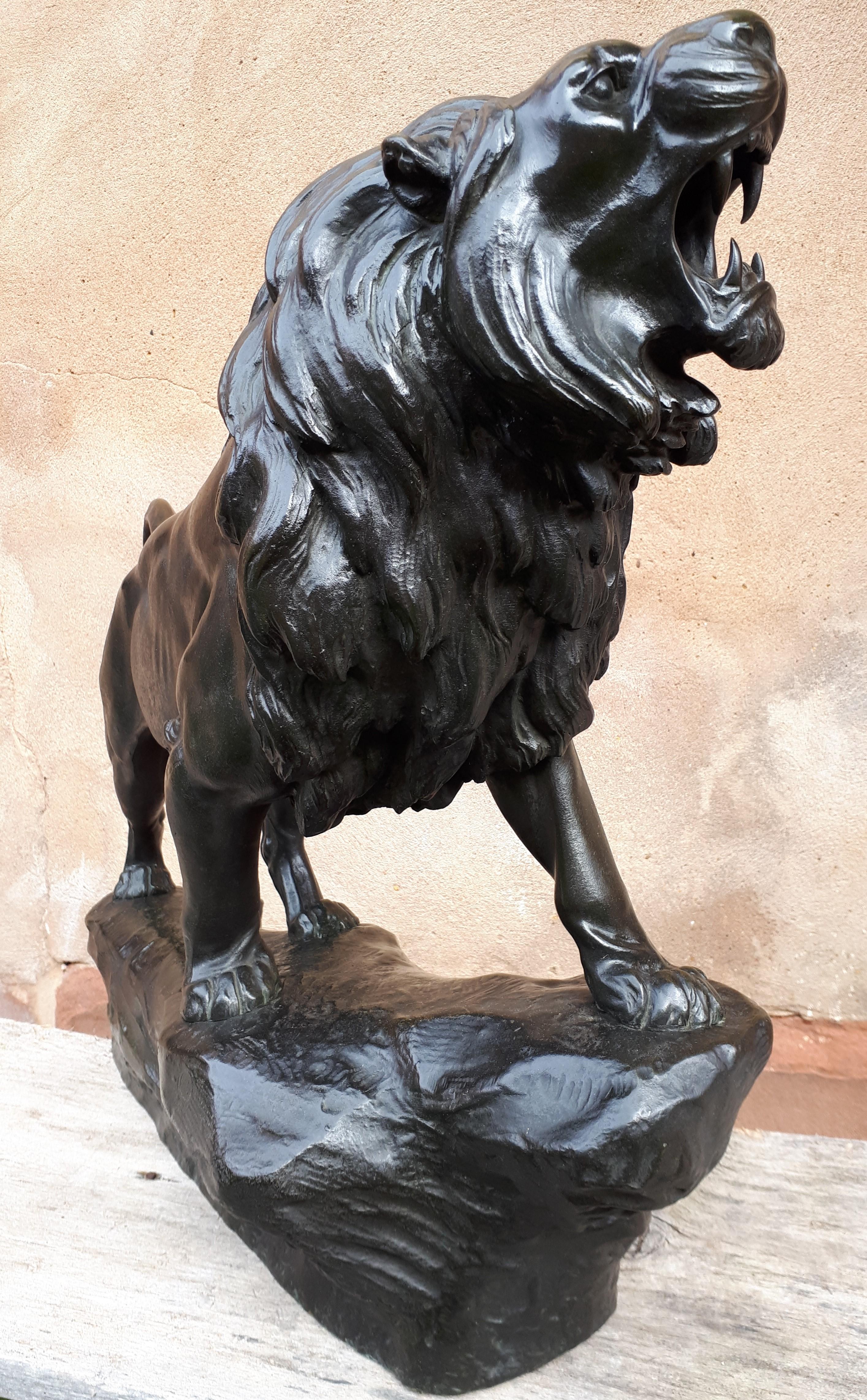 Sculpture en bronze d'un lion rugissant, par Léon Bureau en vente 2