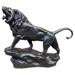 Escultura de bronce de un león rugiendo, por Léon Bureau