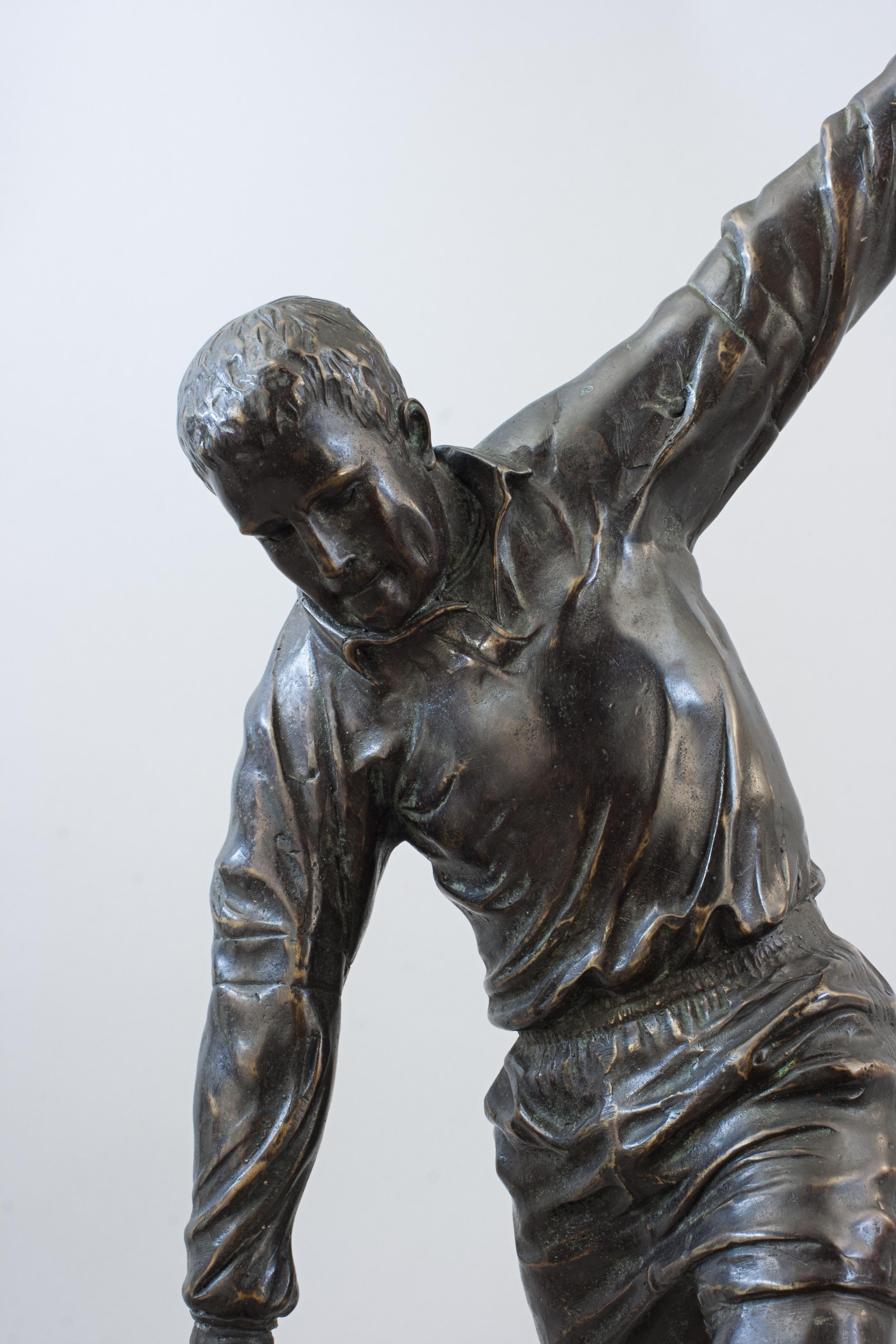 Sculpture en bronze d'un joueur de rugby, tirant la balle 2