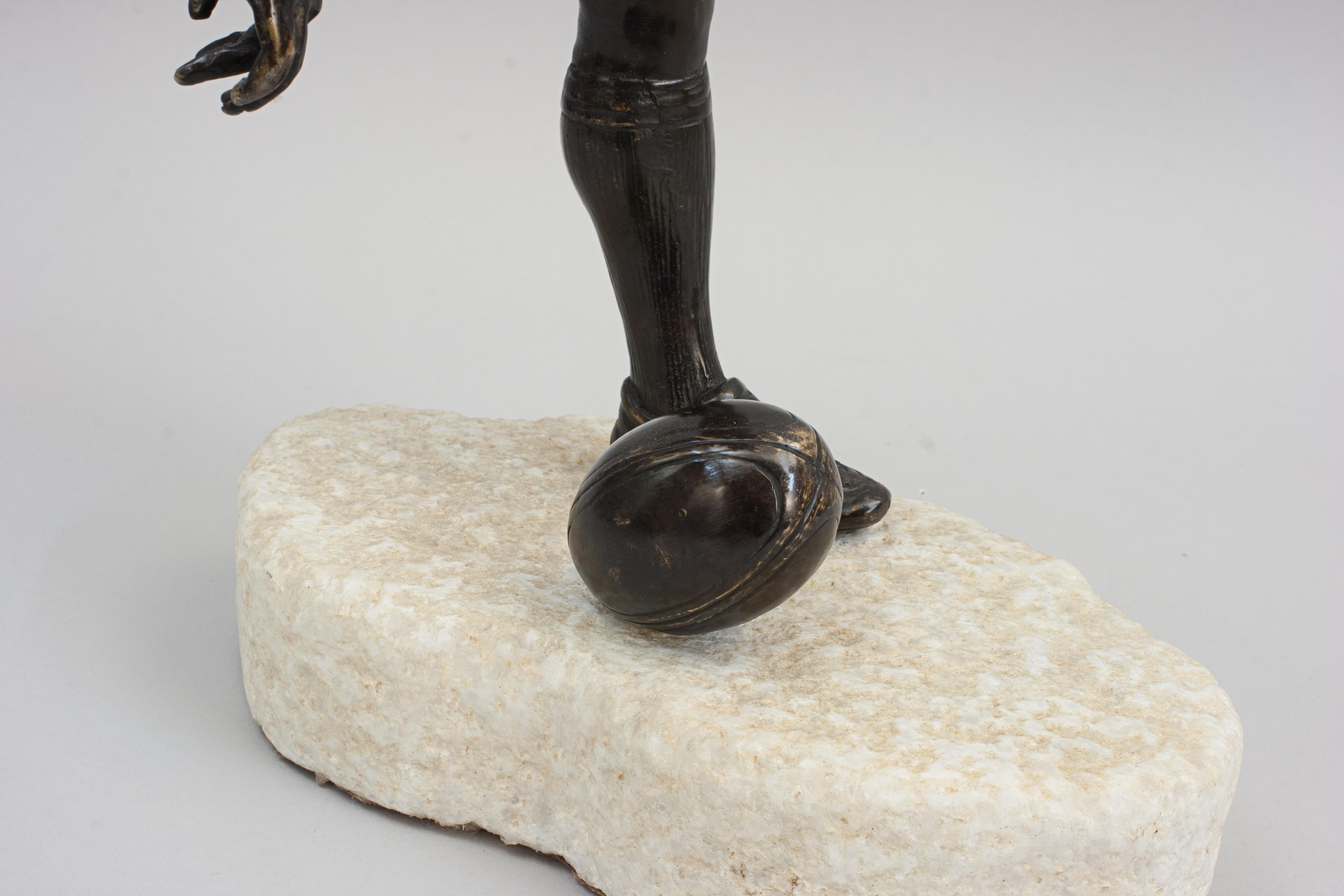 Sculpture en bronze d'un joueur de rugby, tirant la balle 3