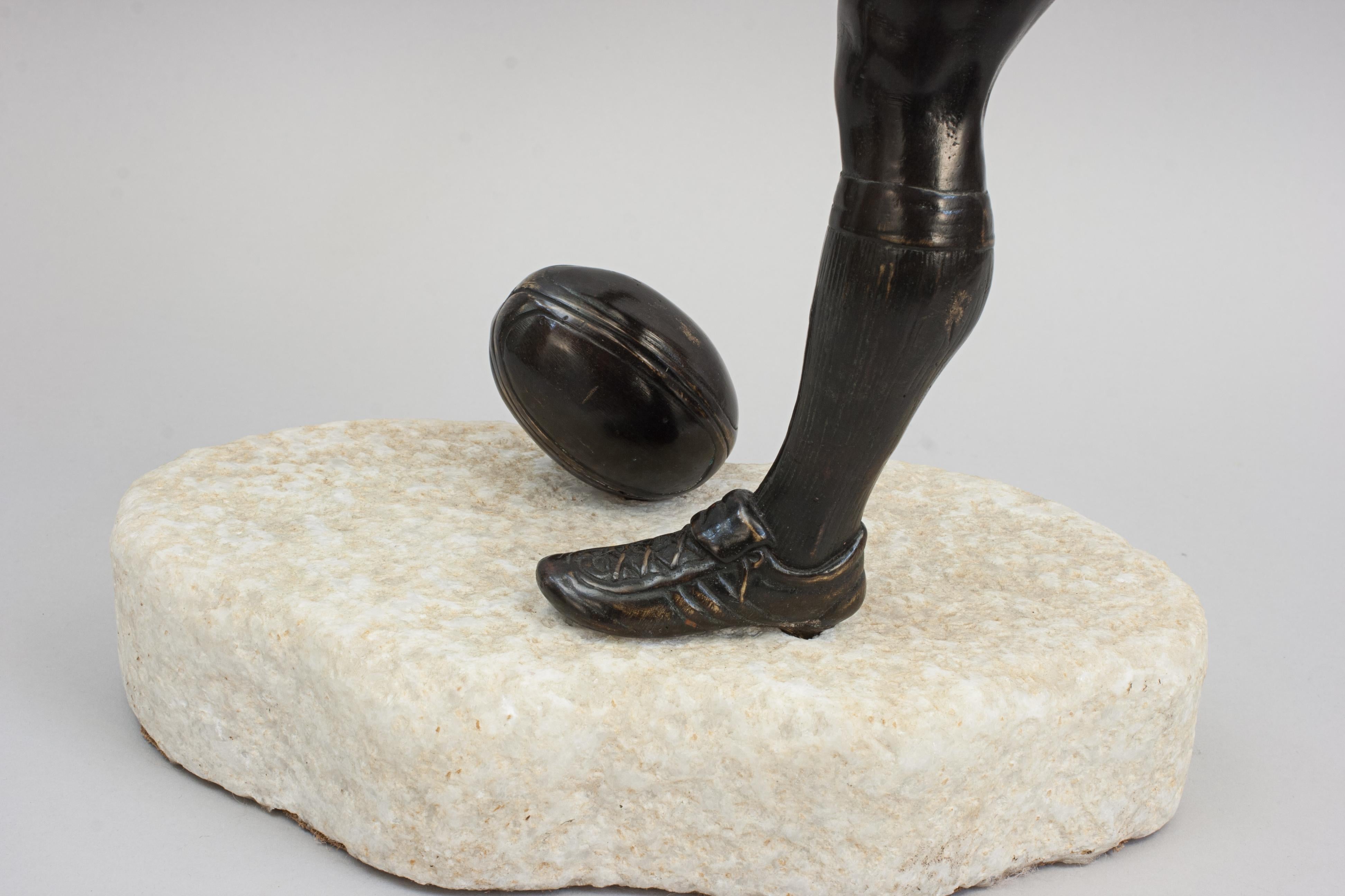 Sculpture en bronze d'un joueur de rugby, tirant la balle 4