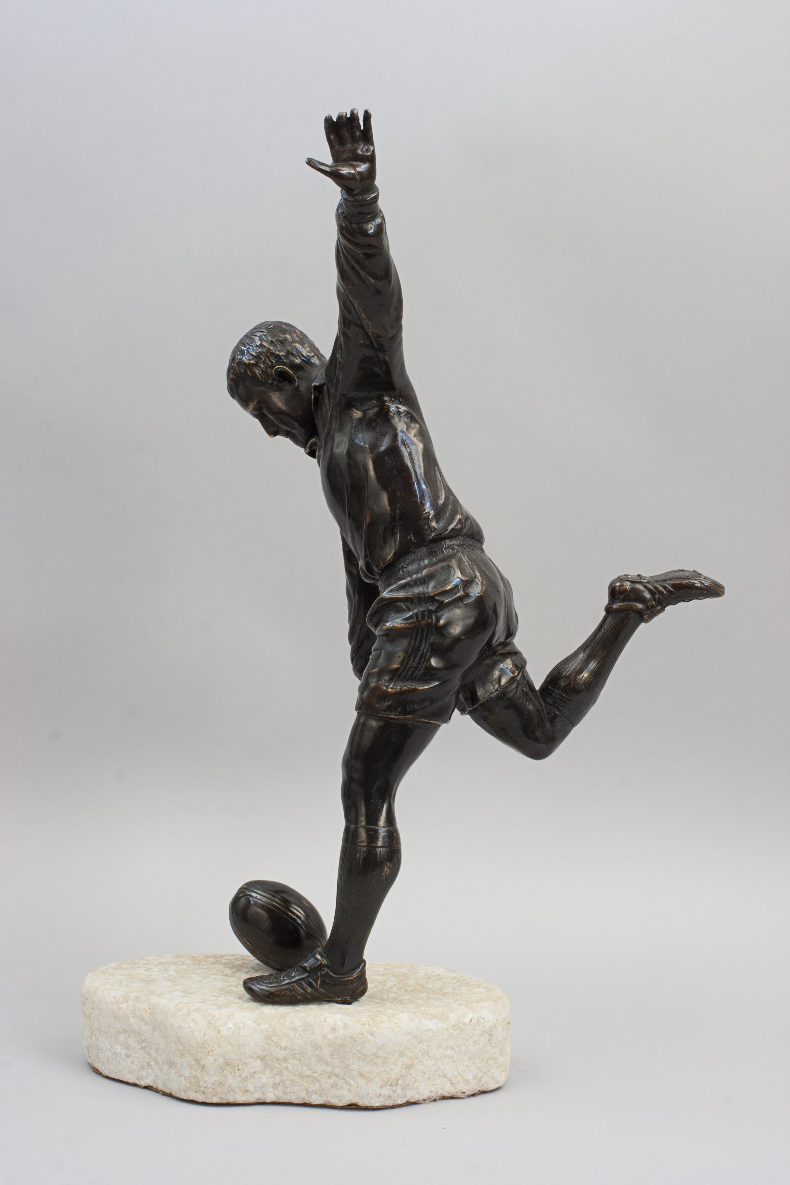Sculpture en bronze d'un joueur de rugby, tirant la balle 5