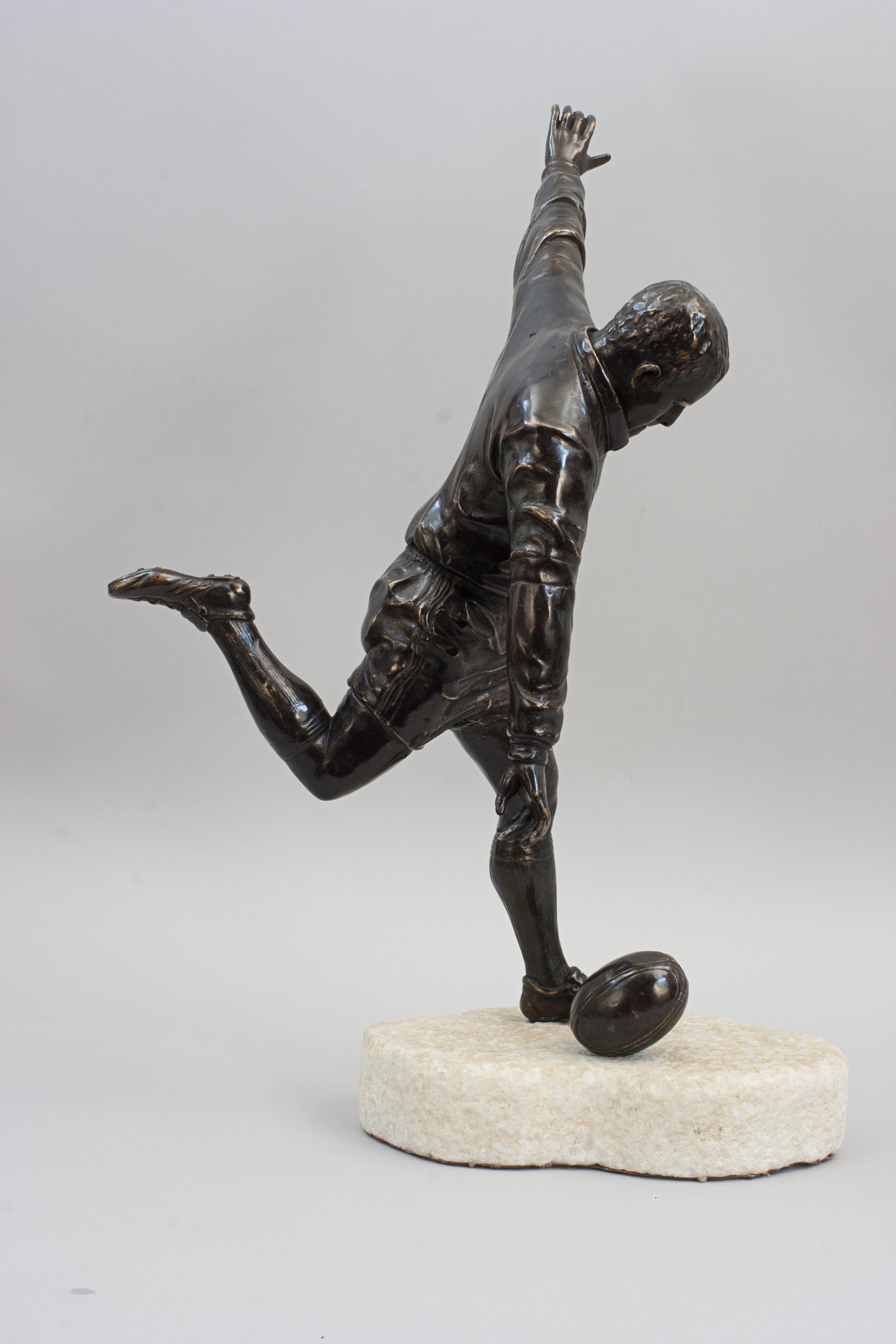 Figurine en bronze de rugby vintage.
Sculpture rare de grande taille représentant un joueur de rugby s'apprêtant à botter le ballon pour une transformation. Merveilleusement détaillé, il porte un ensemble traditionnel composé de chaussettes