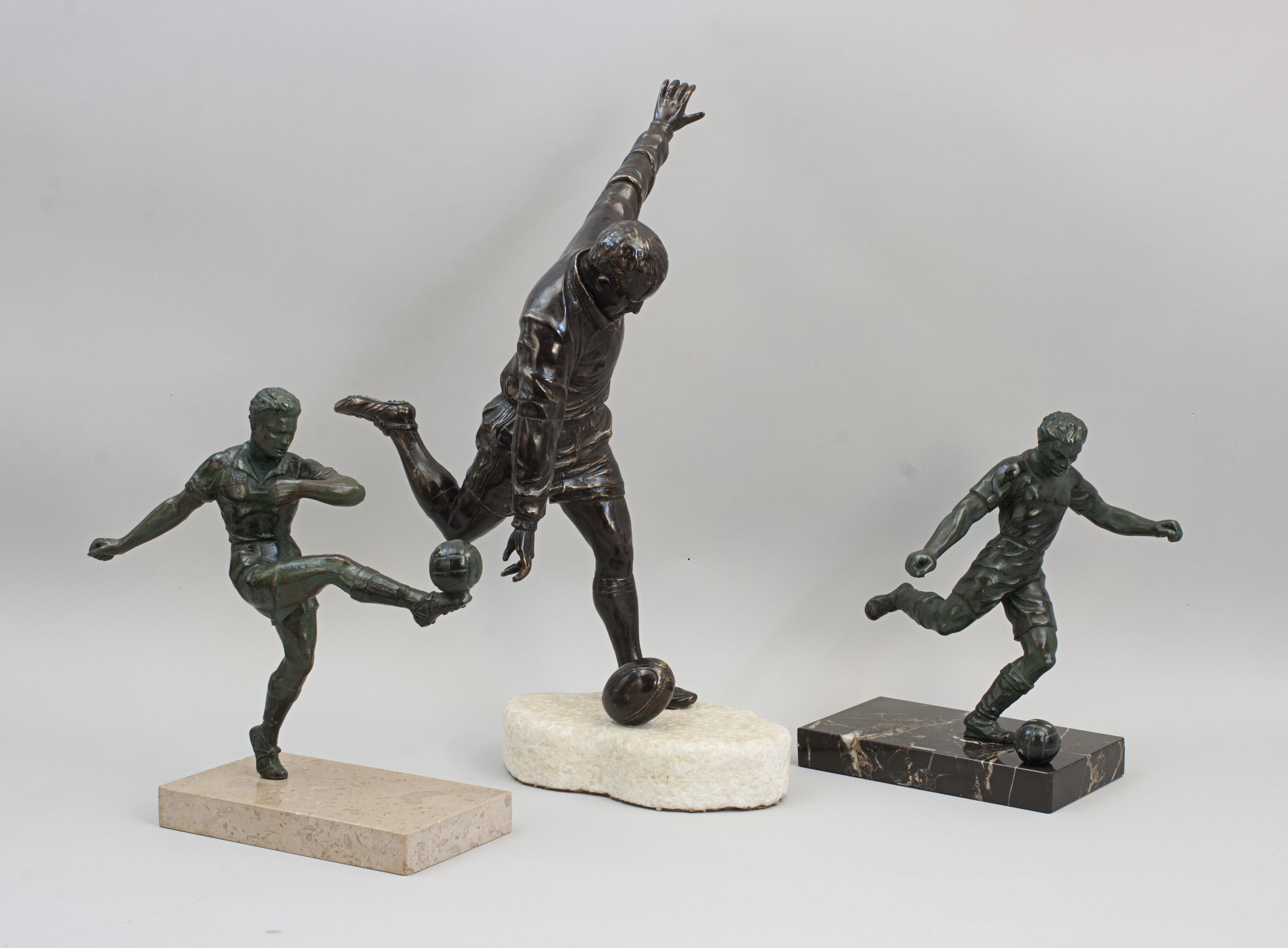 Sporting Art Sculpture en bronze d'un joueur de rugby, tirant la balle