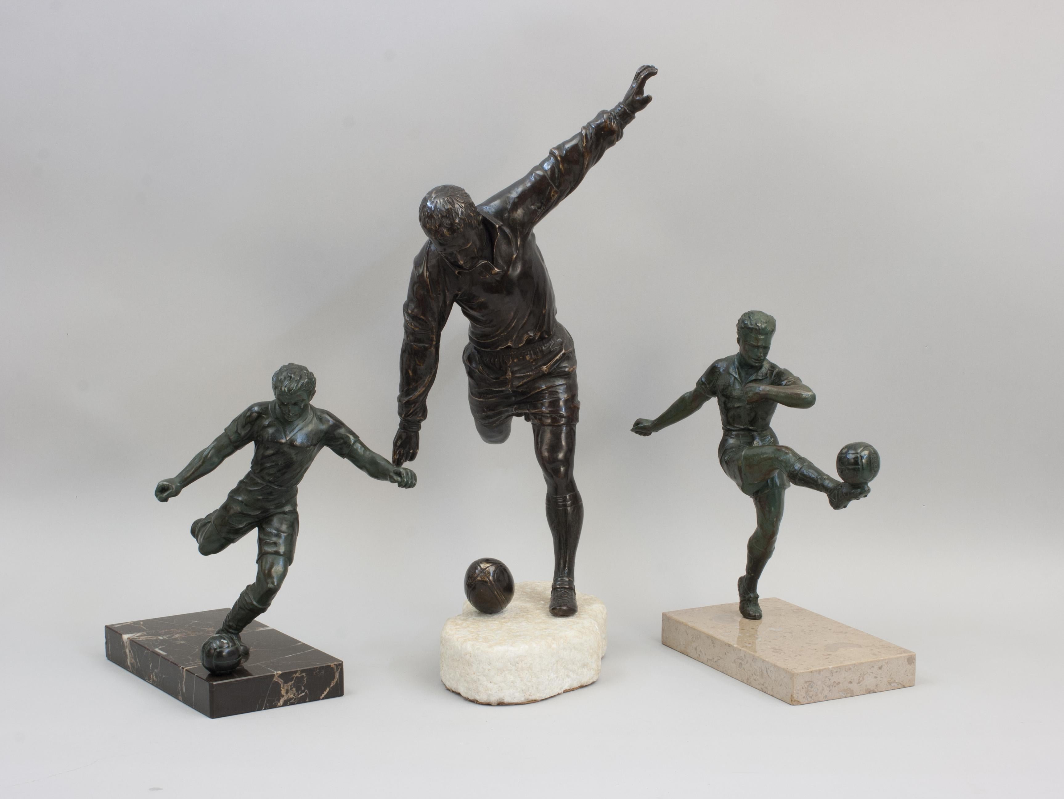 Britannique Sculpture en bronze d'un joueur de rugby, tirant la balle