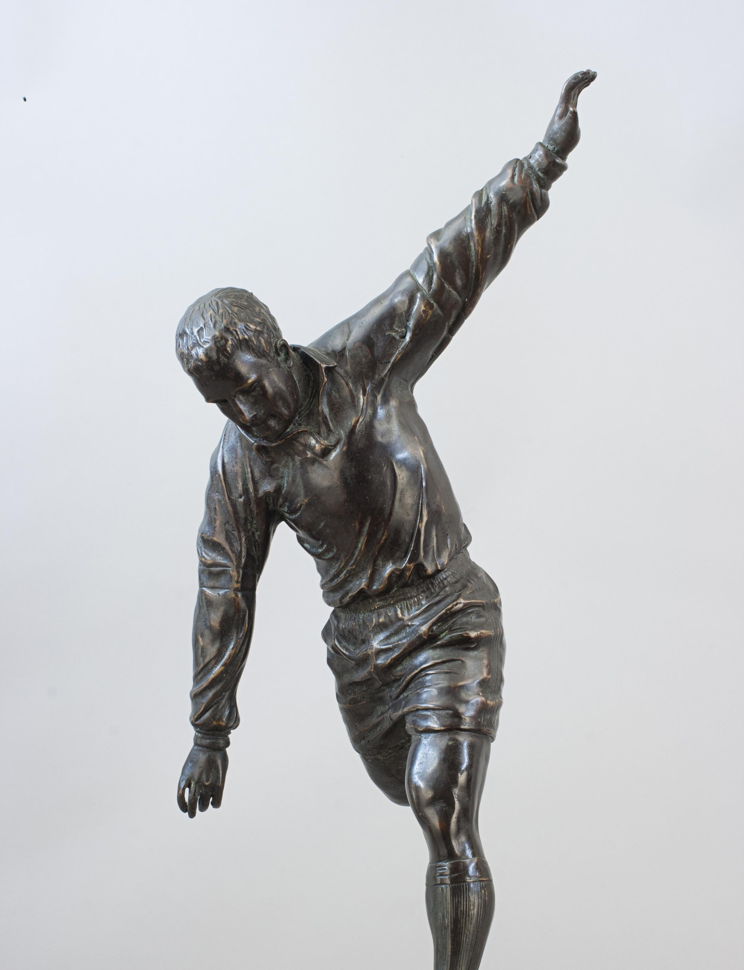 Sculpture en bronze d'un joueur de rugby, tirant la balle Bon état à Oxfordshire, GB