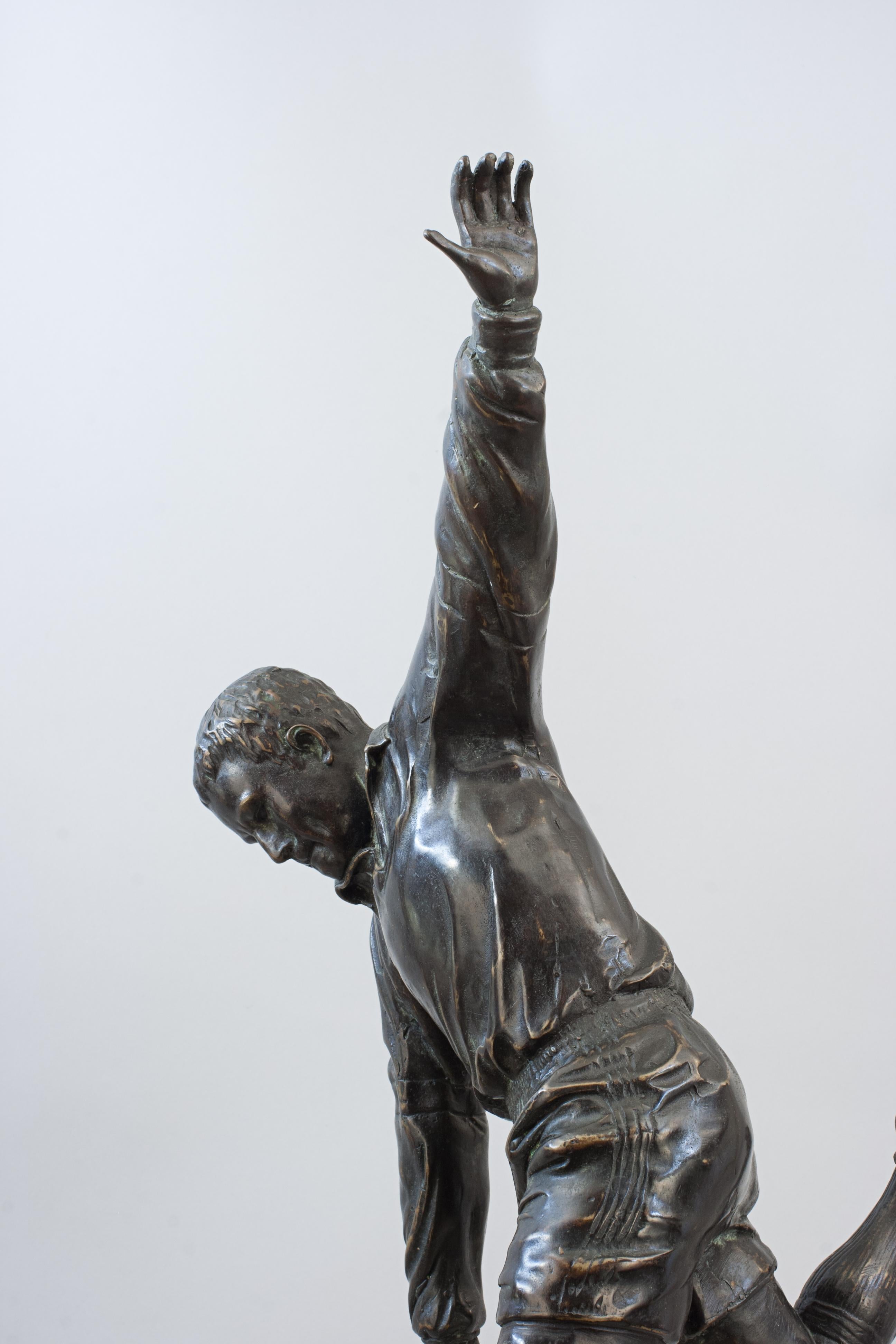 Milieu du XXe siècle Sculpture en bronze d'un joueur de rugby, tirant la balle
