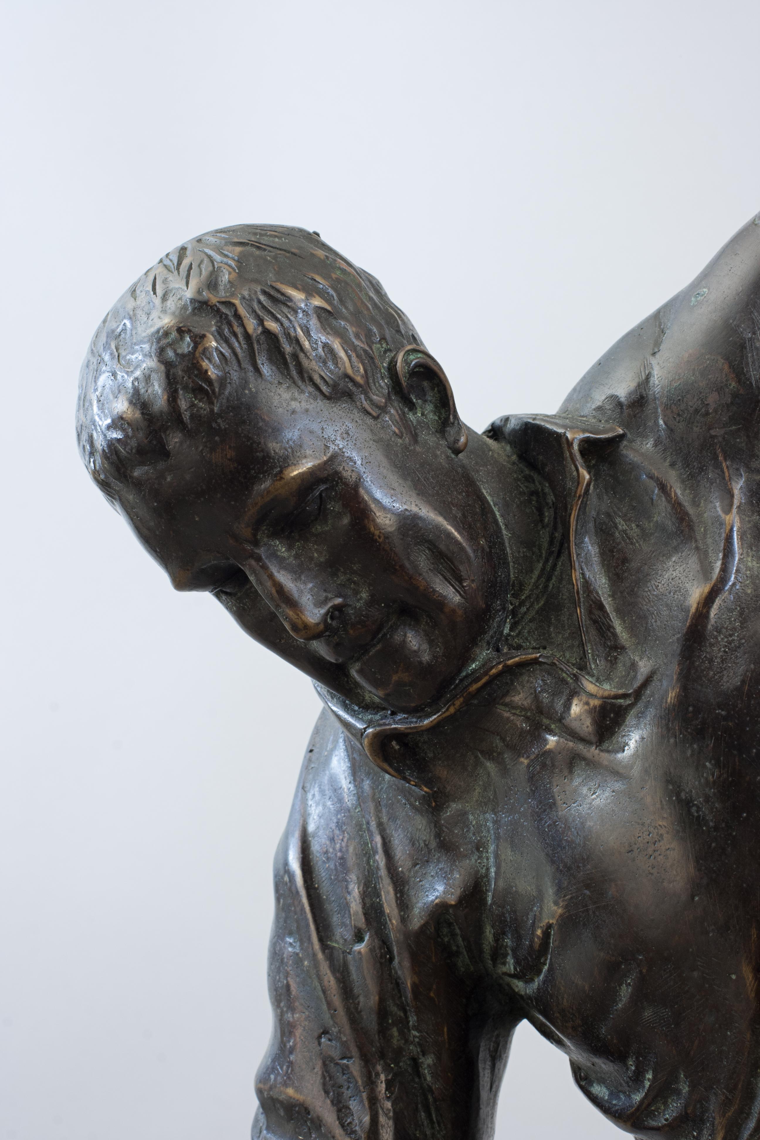 Bronze Sculpture en bronze d'un joueur de rugby, tirant la balle