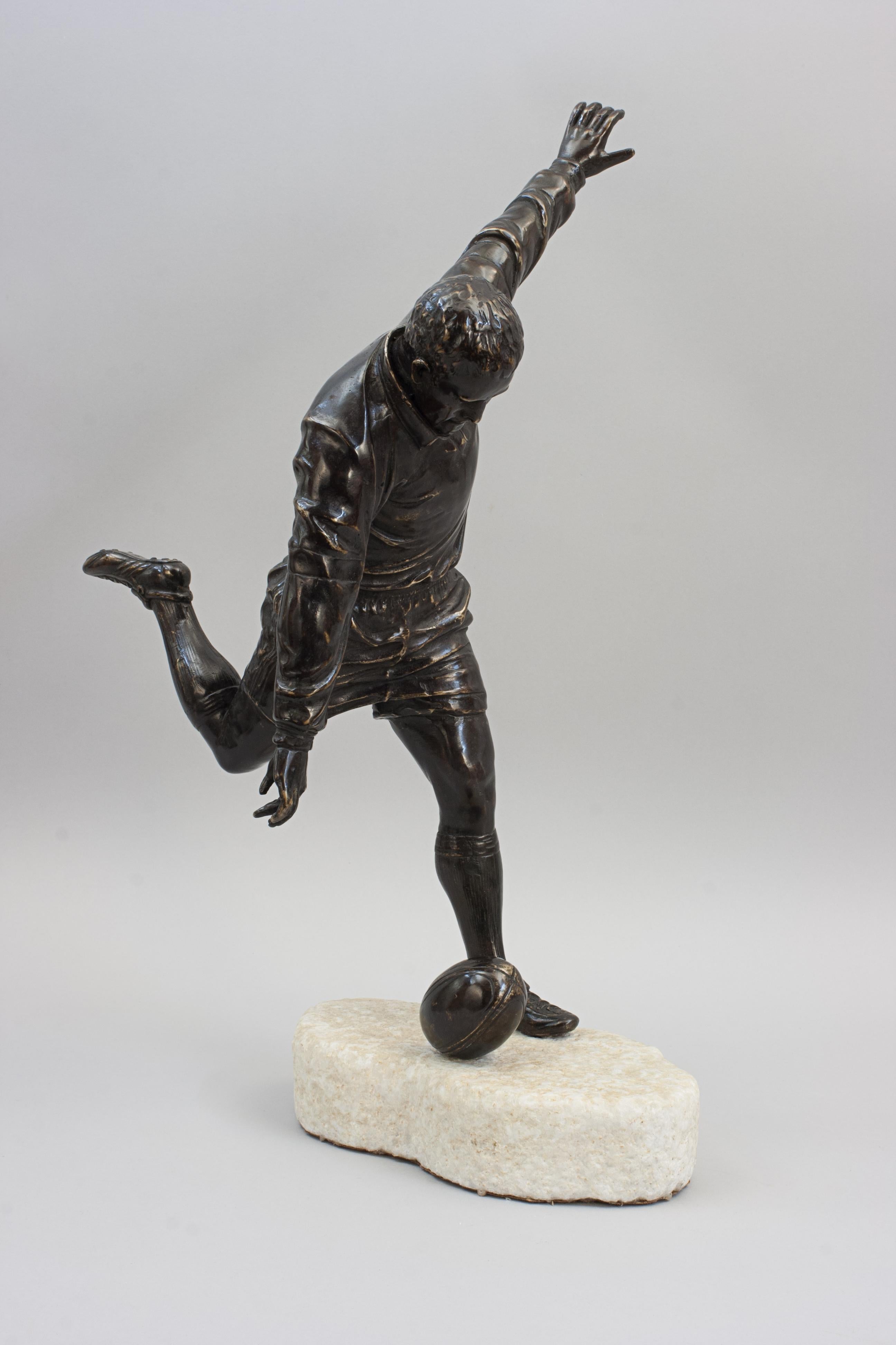 Sculpture en bronze d'un joueur de rugby, tirant la balle 1
