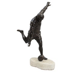 Sculpture en bronze d'un joueur de rugby, tirant la balle