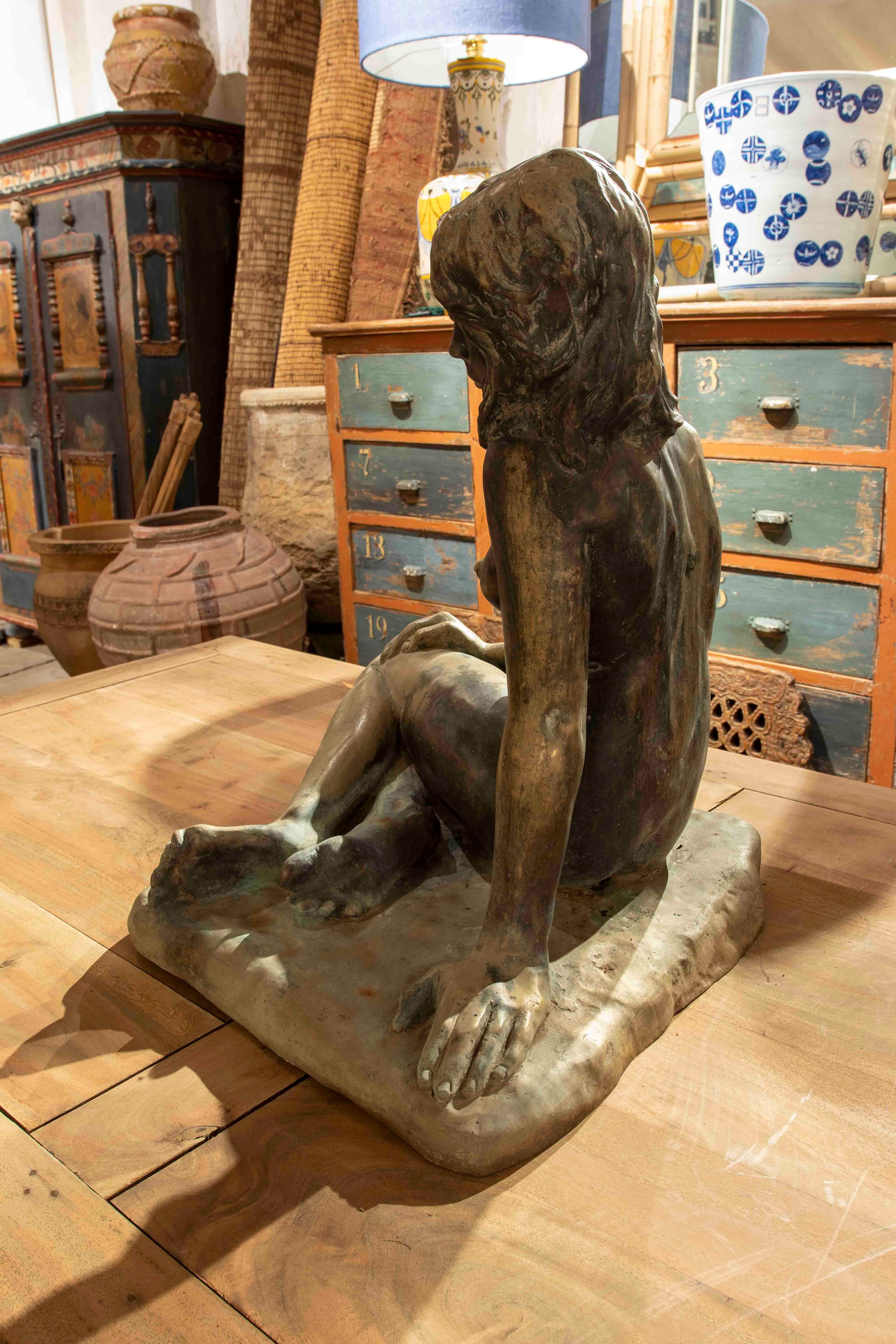 Bronzeskulptur einer sitzenden Frau aus Bronze des Künstlers Juan J. G. Hernandez-Abad im Angebot 6