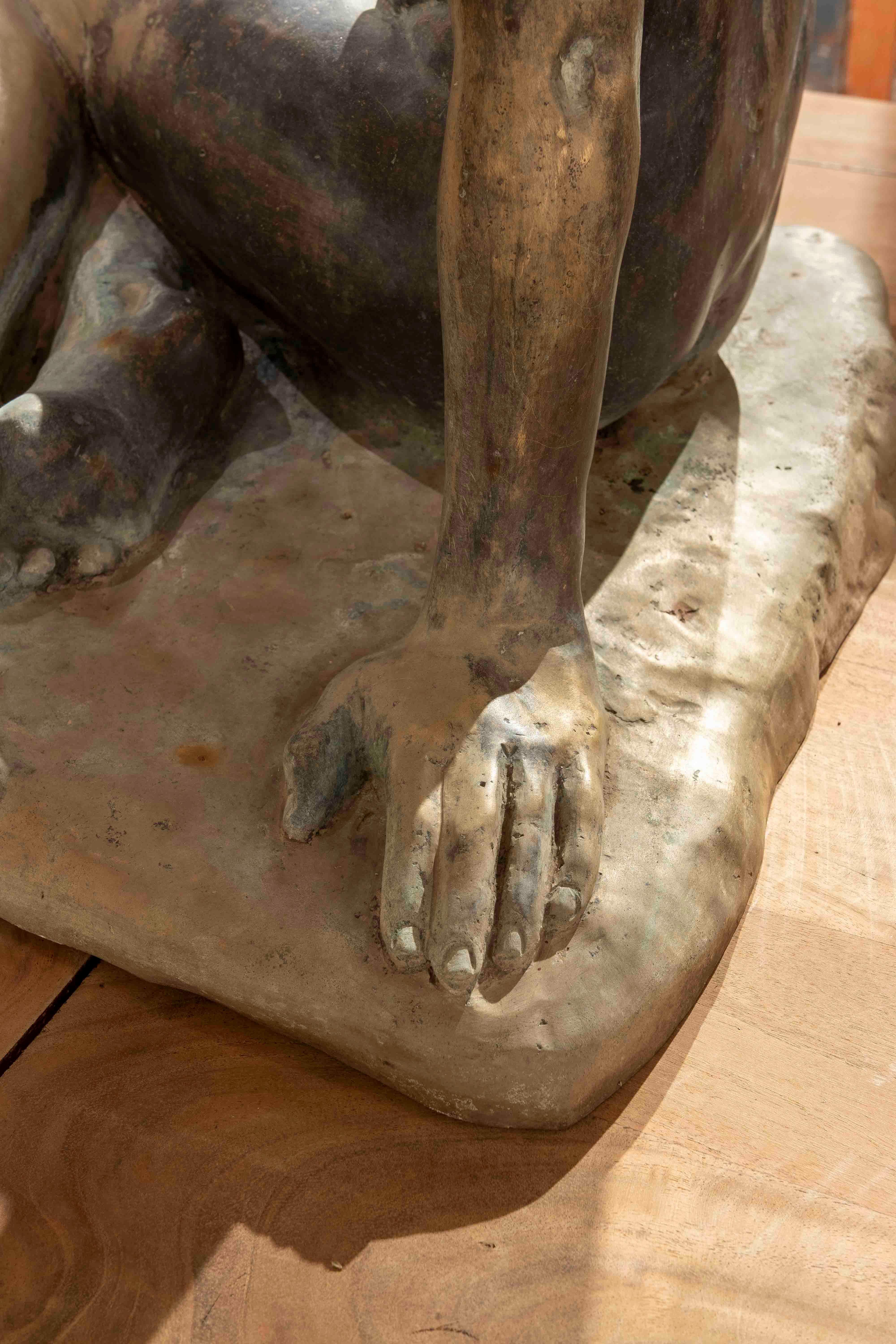 Bronzeskulptur einer sitzenden Frau aus Bronze des Künstlers Juan J. G. Hernandez-Abad im Angebot 7
