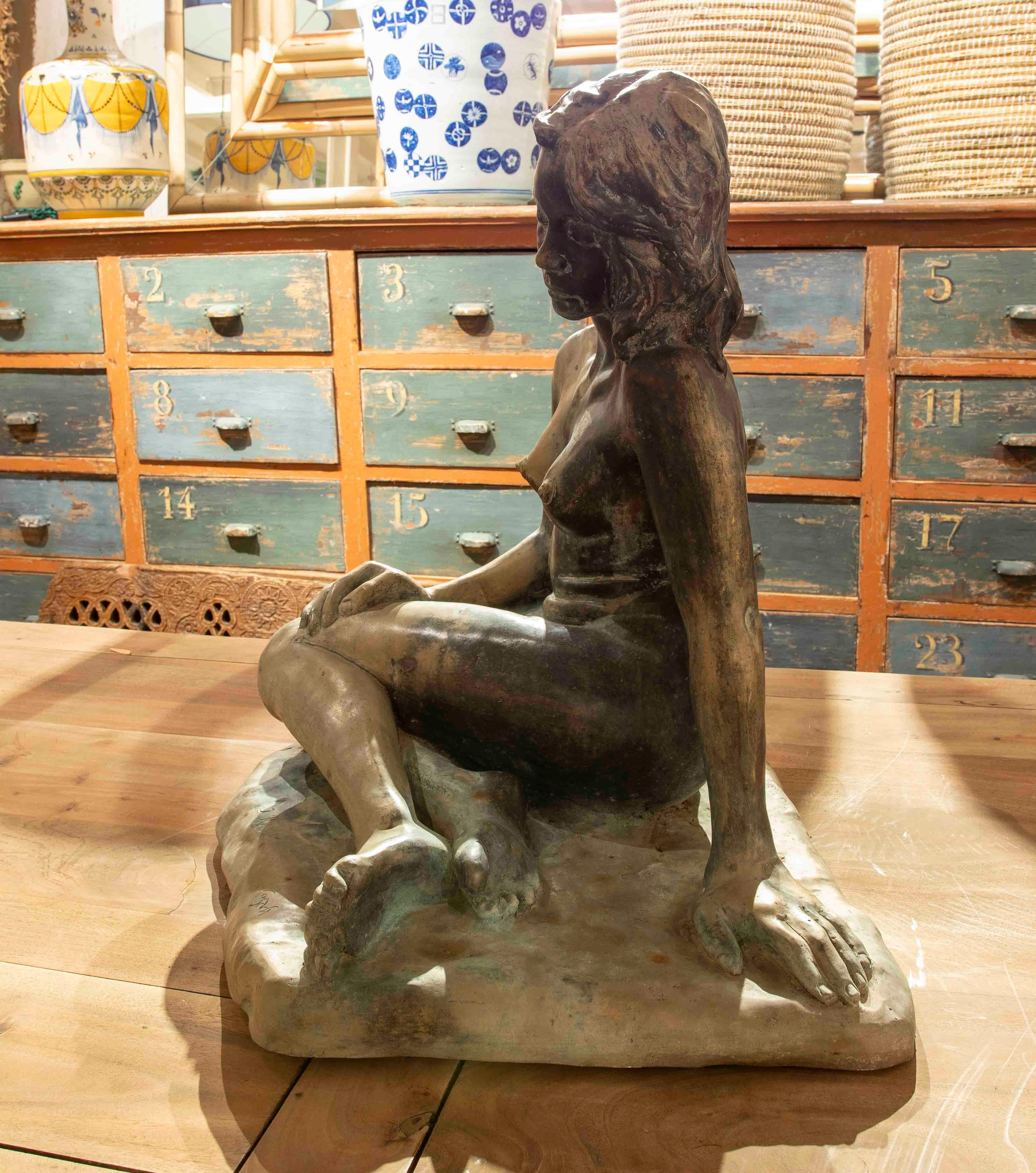 Bronzeskulptur einer sitzenden Frau aus Bronze des Künstlers Juan J. G. Hernandez-Abad im Zustand „Gut“ im Angebot in Marbella, ES