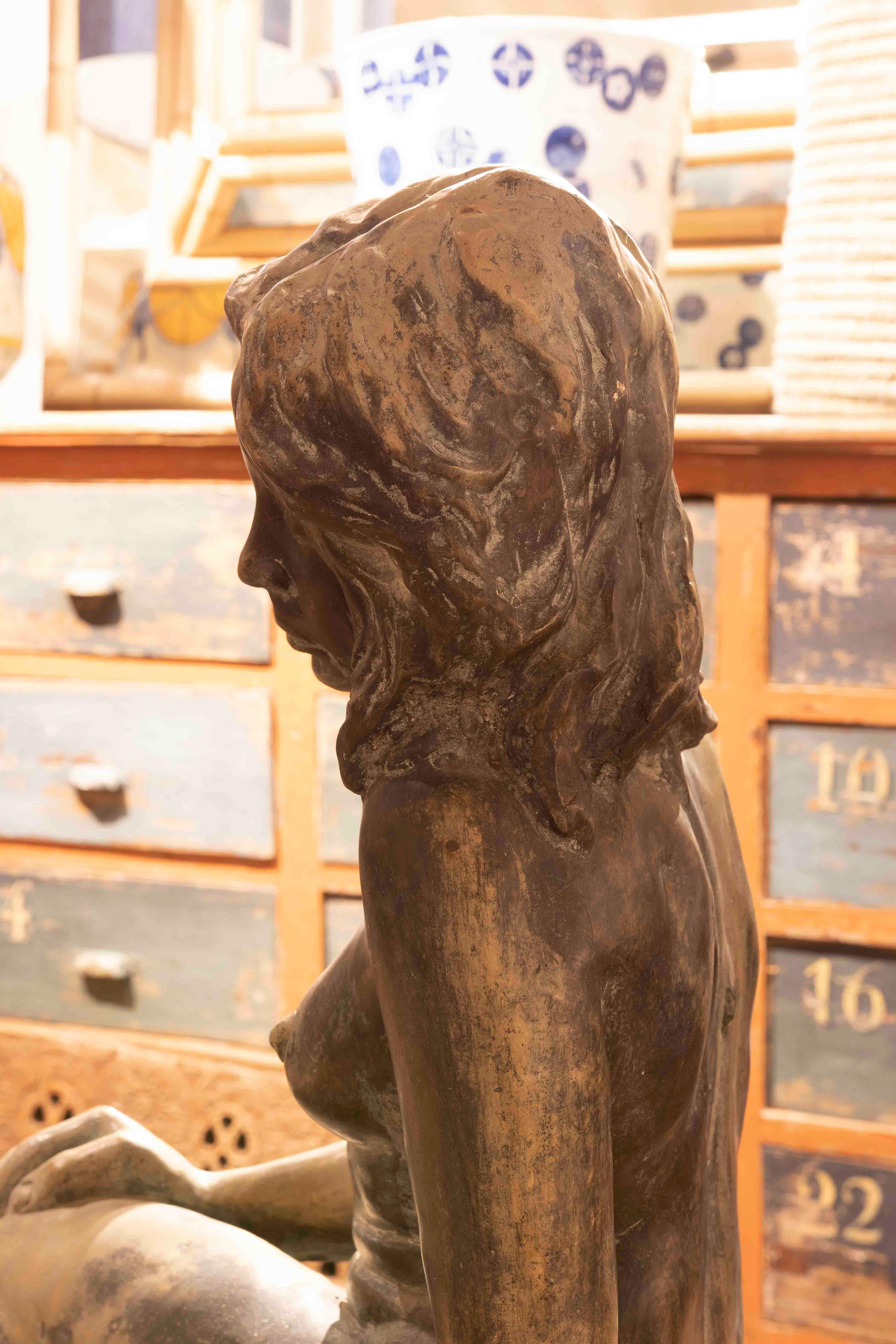 Bronzeskulptur einer sitzenden Frau aus Bronze des Künstlers Juan J. G. Hernandez-Abad im Angebot 2
