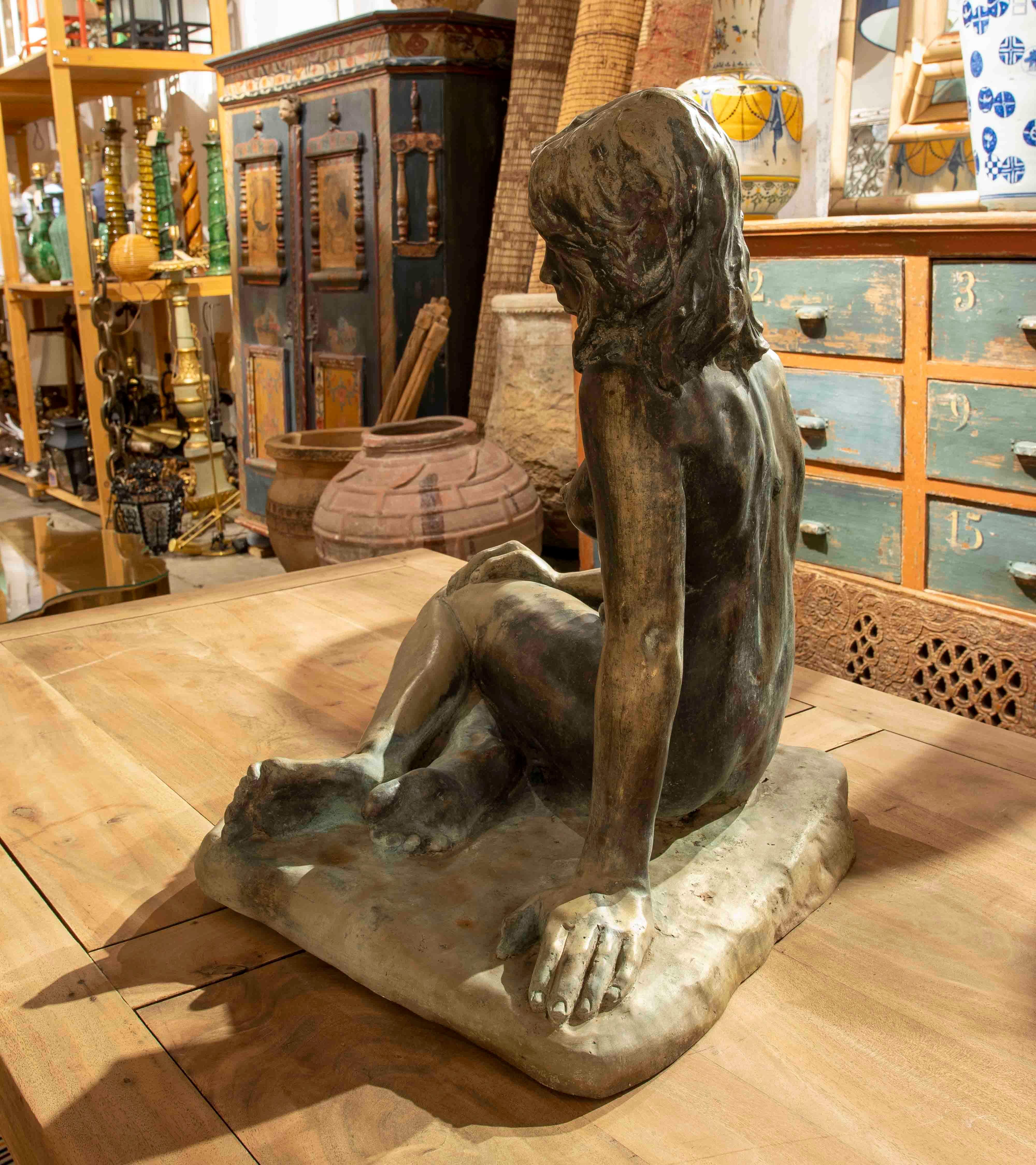 Bronzeskulptur einer sitzenden Frau aus Bronze des Künstlers Juan J. G. Hernandez-Abad im Angebot 3
