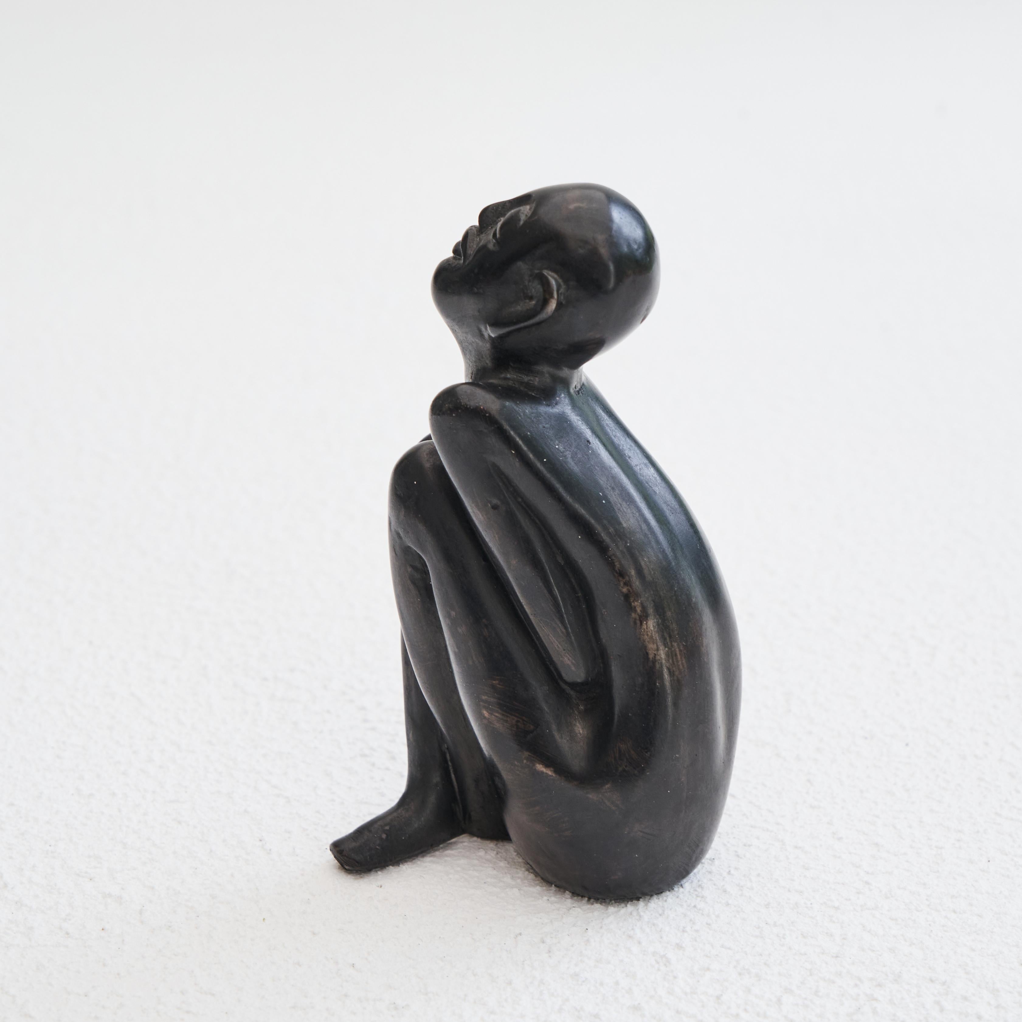 Scultura in bronzo di un uomo seduto in vendita 4
